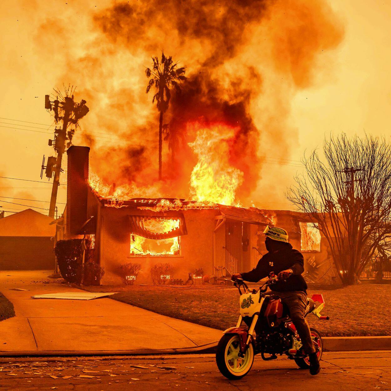 Naturbrande i og omkring Los Angeles i den amerikanske delstat Californien har ført til, at næste uges Oscar-nominering er blevet udskudt med to dage.
