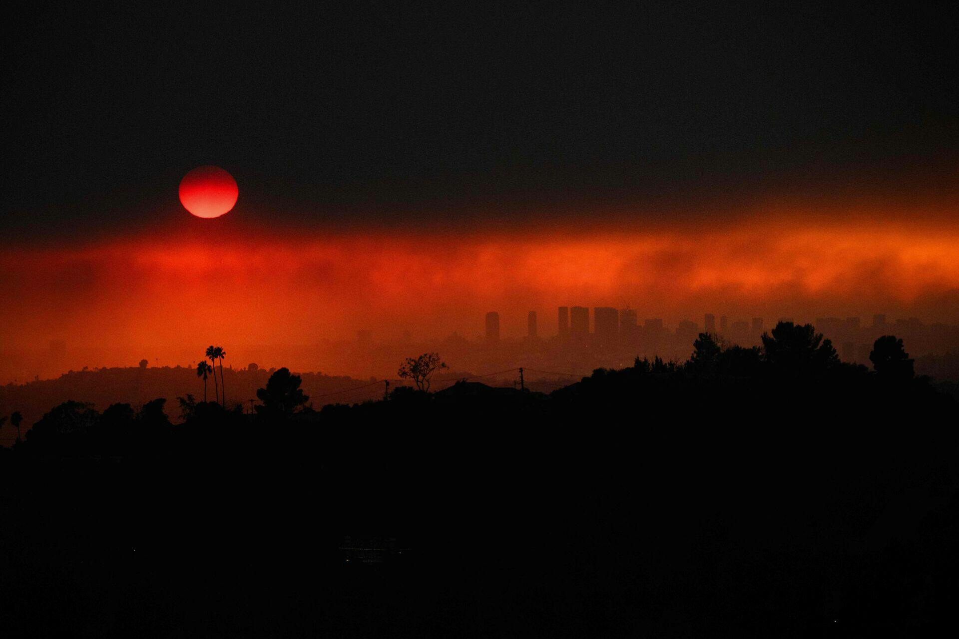 Himlen over Hollywood er rød på grund af flammerne.