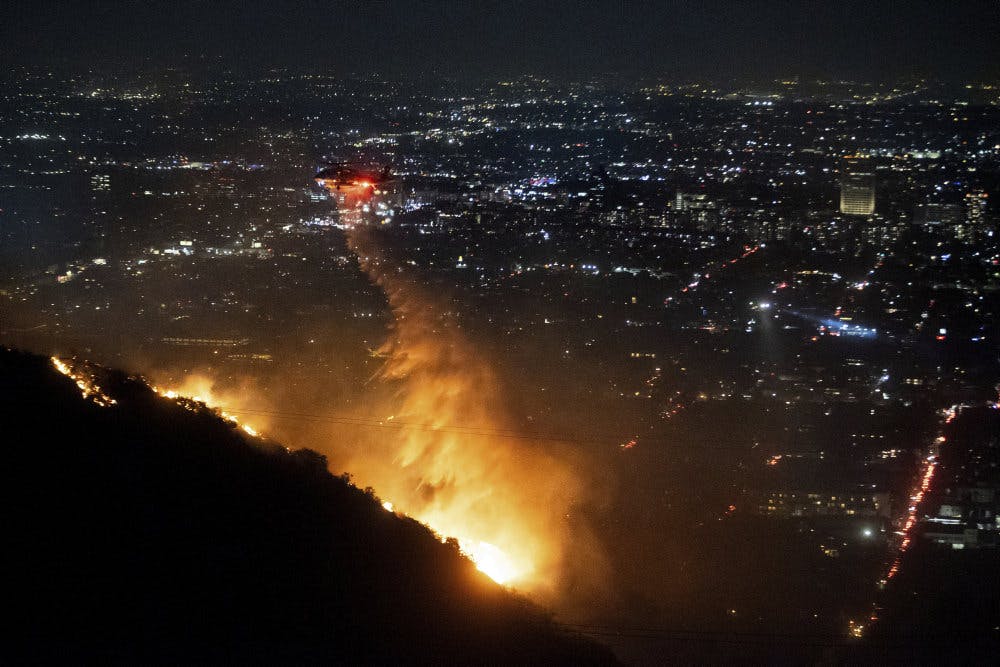 Senest er en naturbrand brudt ud i Hollywood Hills, hvilket har fået myndigheder til at beordre indbyggere i hjertet af Hollywood til at forlade området.