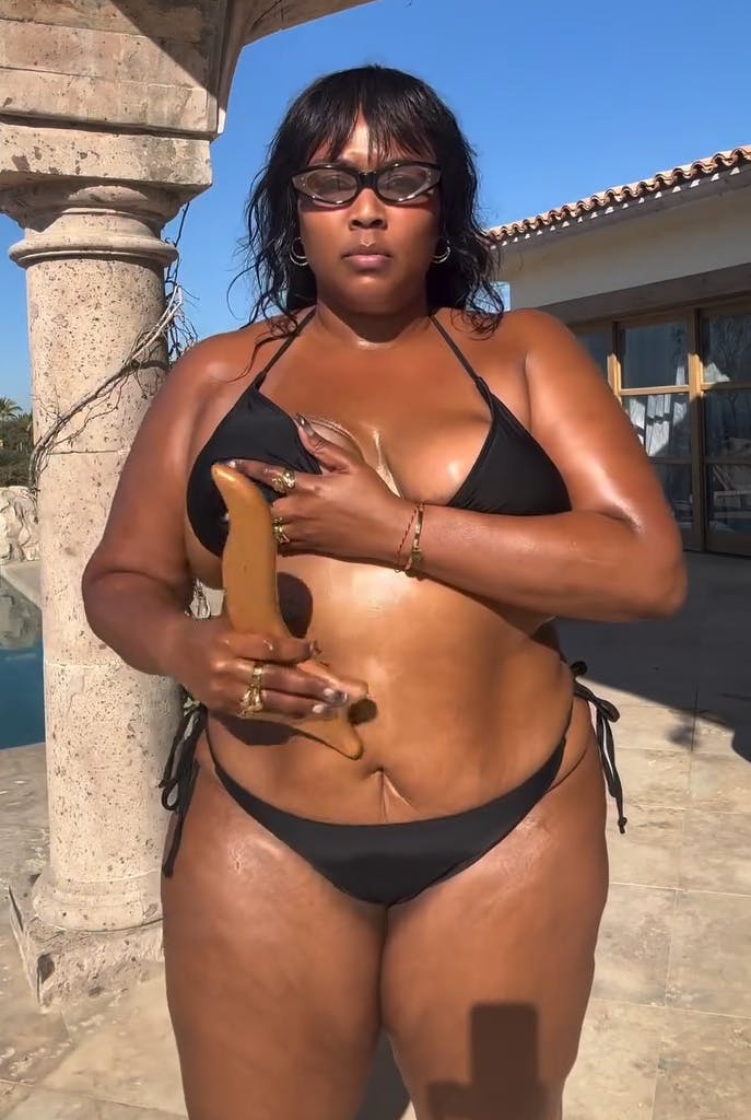 Lizzo viser bikinikroppen frem på Instagram.