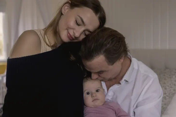 Kærligheden sprudler mellem Jakob Olrik og Astrid Lund Johansen. Nu kommer der endnu et barn.