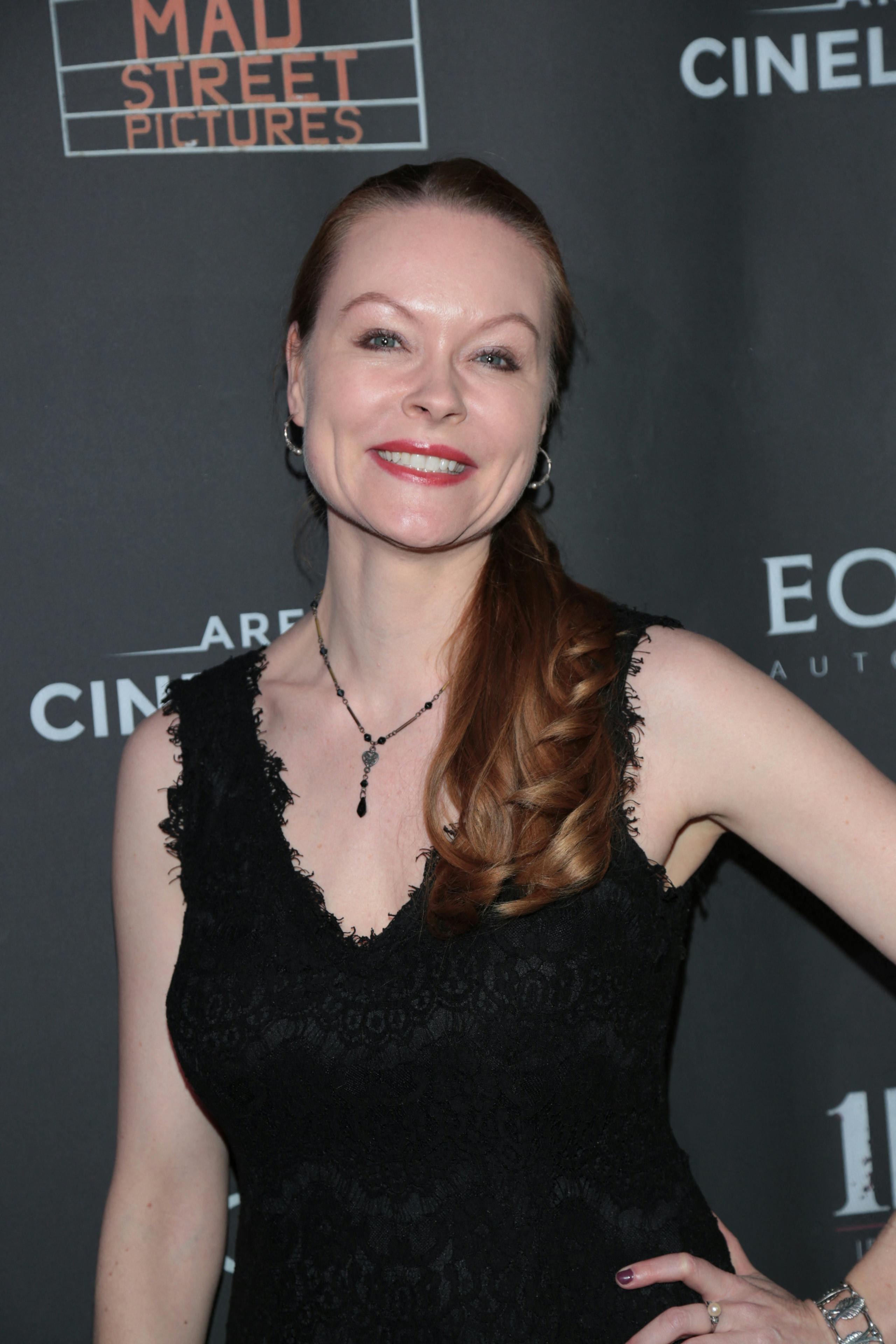 Charlotte Bjørnbak arbejder som skuespiller i Los Angeles, men har i disse timer tankerne et helt andet sted. Og det forstår man godt.