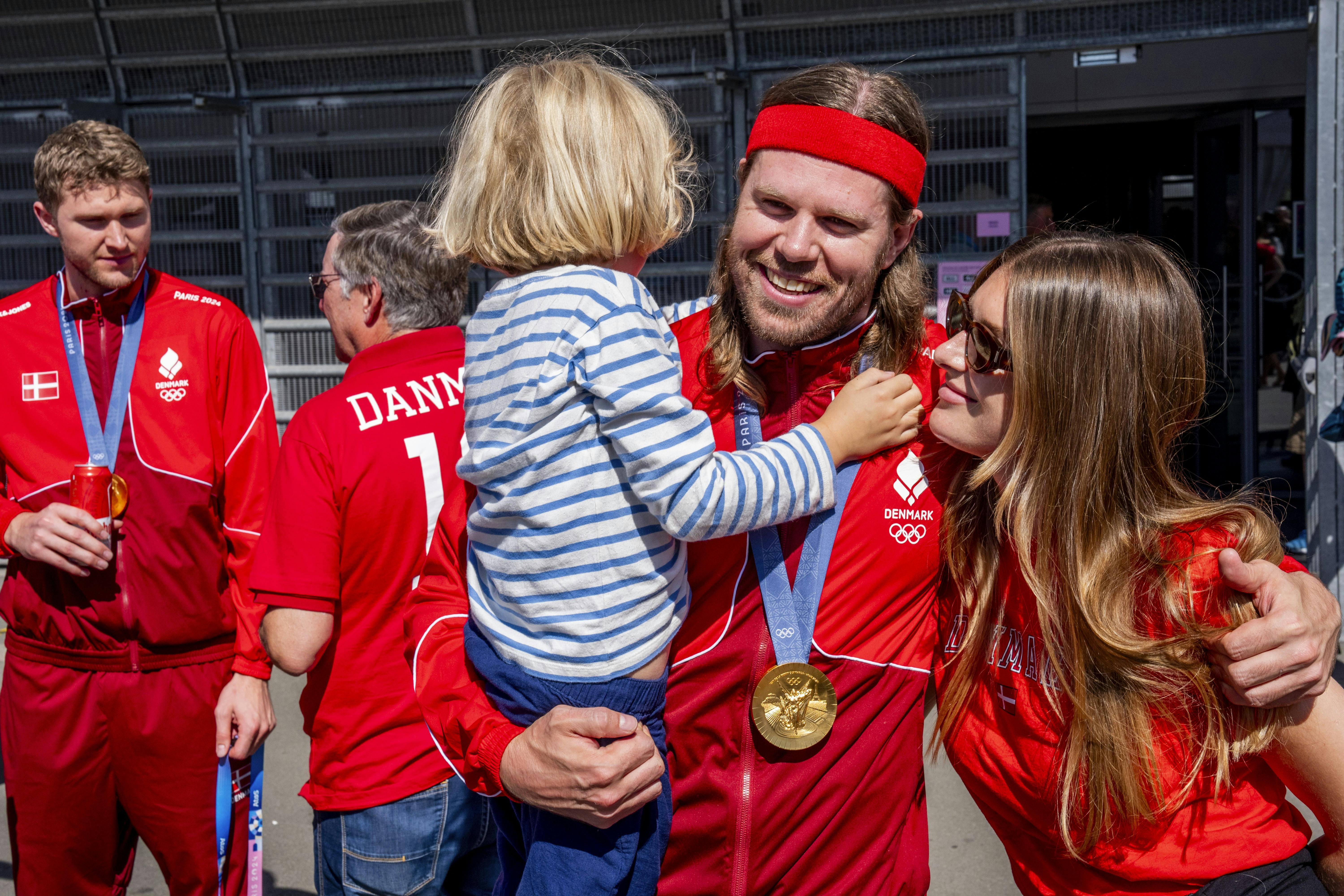 Mikkel Hansen kan endelig nyde en januar uden en håndboldslutrunde på menuen. Det har han da også udnyttet til at tage på familieferie på Tenerife.