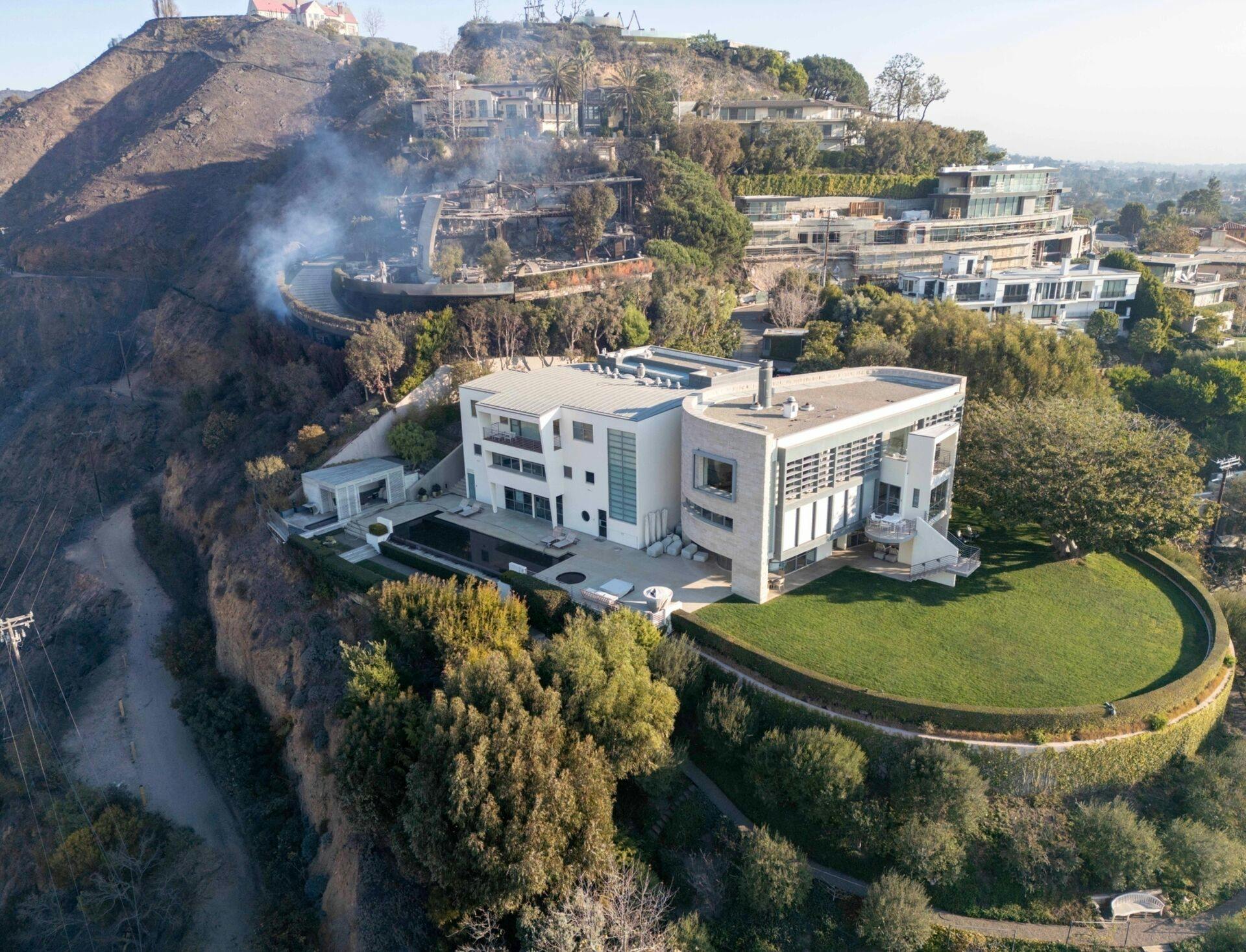 Pacific Palisades, CA - *PREMIUM-EXCLUSIVE* Tom Hanks' mansion in Pacific Palisades was spared from the flames of the Palisades Fire, but unfortunately, many of his neighbors were not as lucky. Pictured: Tom Hanks BACKGRID USA 9 JANUARY 2025 USA: +1 310 798 9111 / usasales@backgrid.com UK: +44 208 344 2007 / uksales@backgrid.com *UK Clients - Pictures Containing Children Please Pixelate Face Prior To Publication*