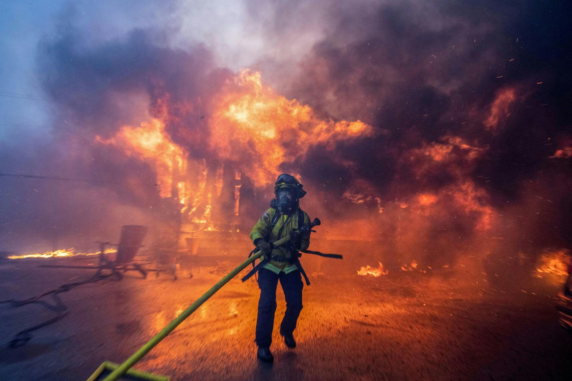 Brandfolk kæmper utrætteligt med at slukke de voldsomme brande.