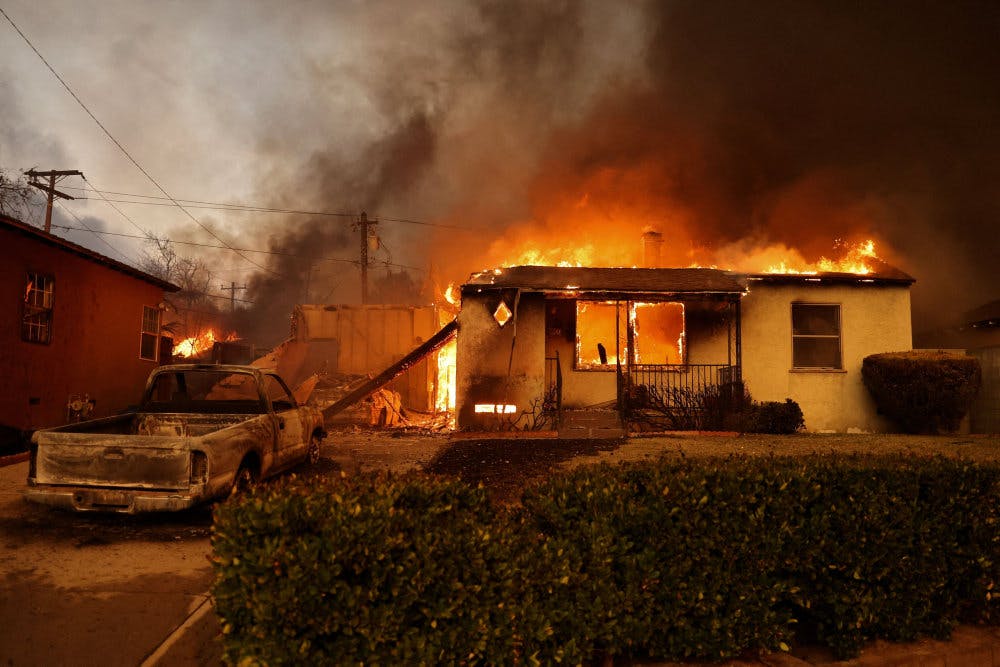 Et hus brænder under naturbranden i Altadena i Eaton-branden i Californien.