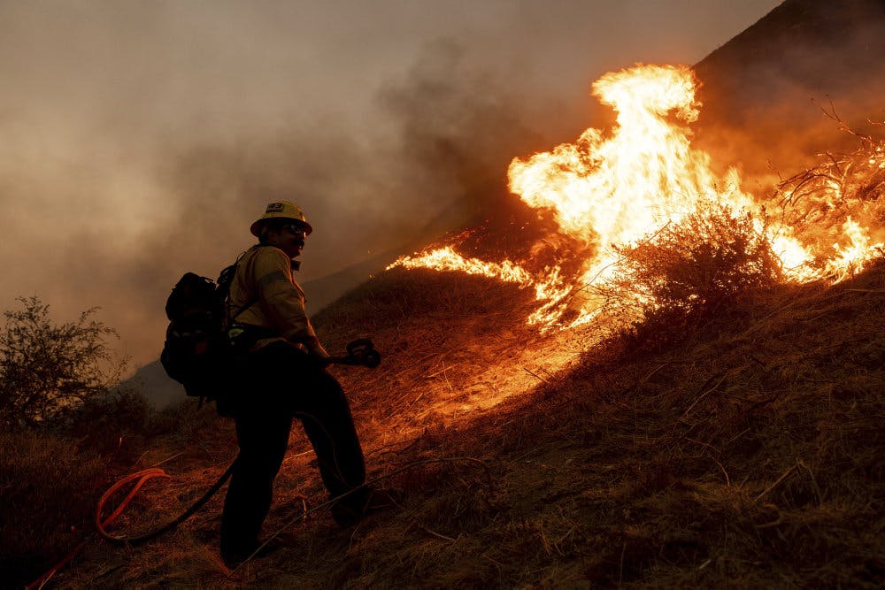 Tidligt natten til fredag opstod endnu en naturbrand nær Los Angeles. Det skete i området West Hills. I alt har syv personer mistet livet i de voldsomme naturbrande.