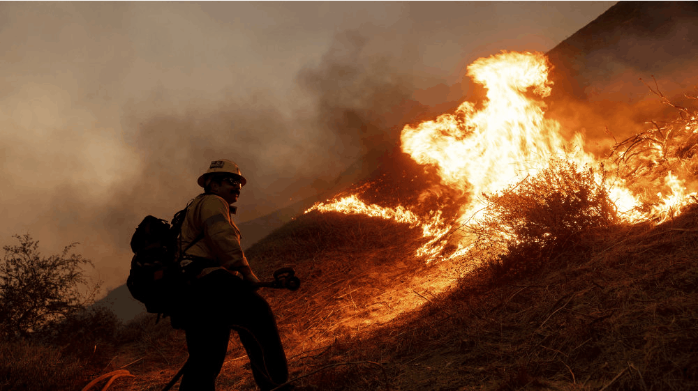 Tidligt natten til fredag opstod endnu en naturbrand nær Los Angeles. Det skete i området West Hills. I alt har syv personer mistet livet i de voldsomme naturbrande.