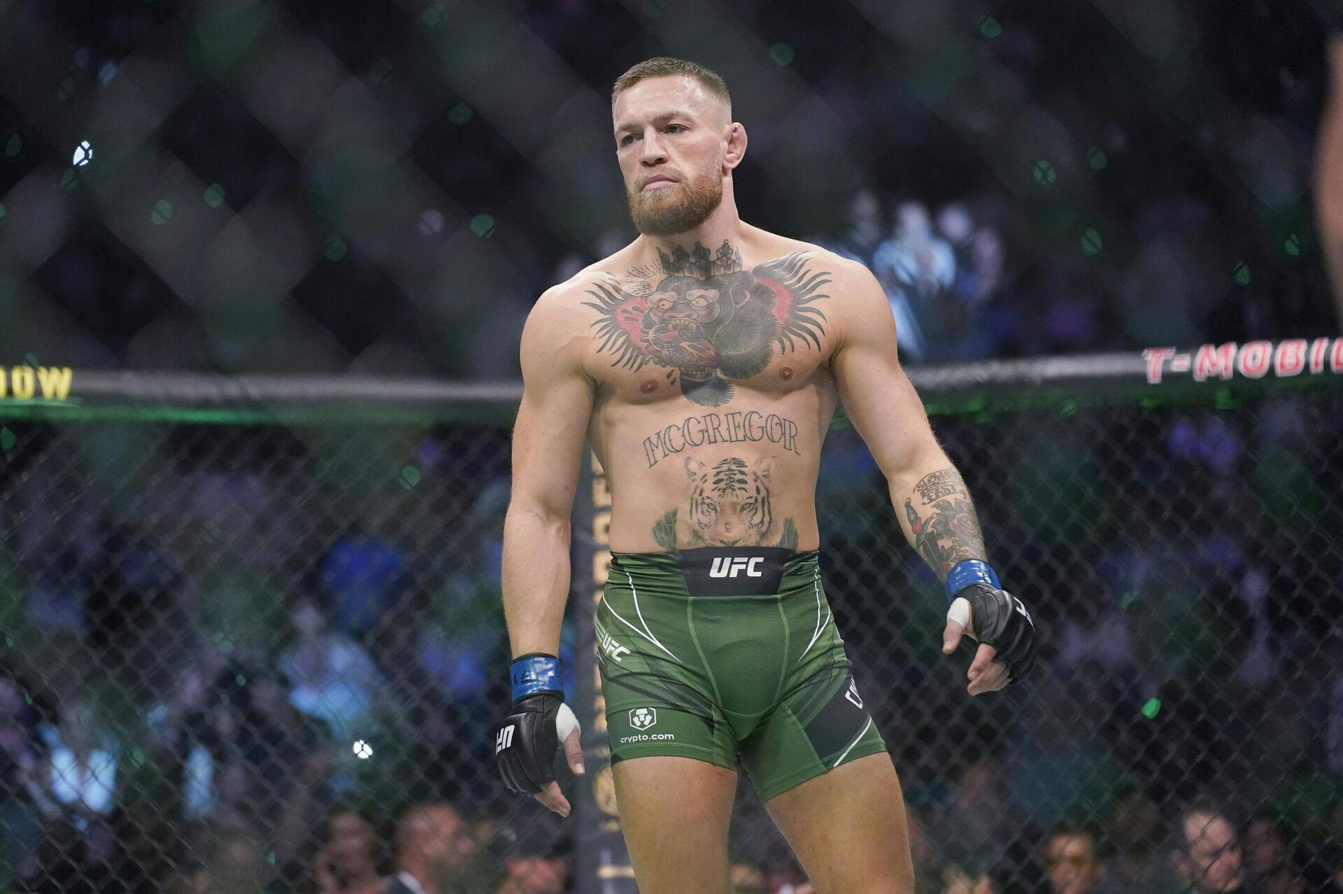 Conor McGregor i oktagonen under hans sidste fight i UFC - nu har han tilsyneladende fået sig nye "spændende" bekendtskaber.