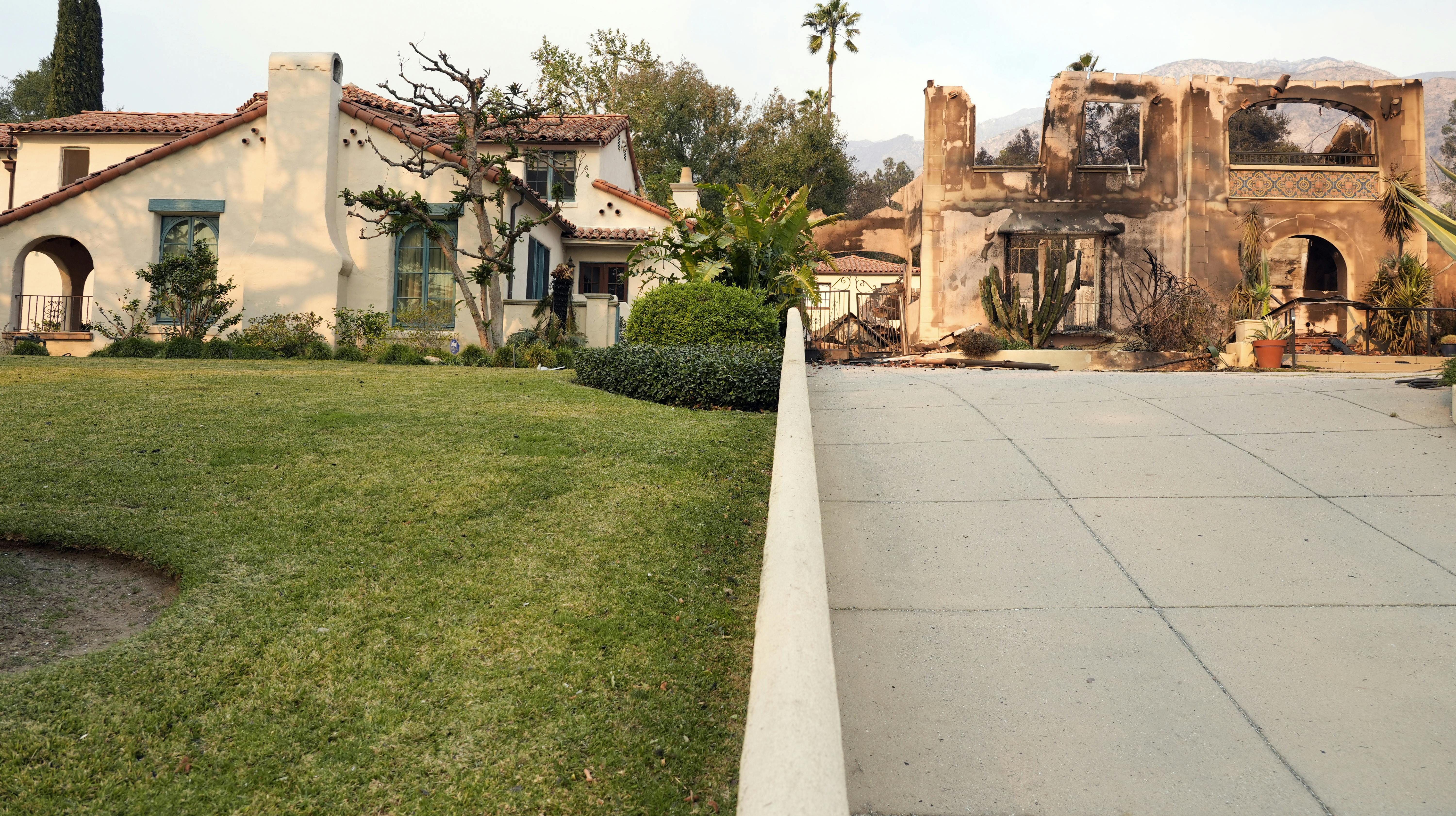 Et billede viser, at det ikoniske hus fra hitserien ”Beverly Hills 90210” har overlevet de voldsomme naturbrande i Los Angeles