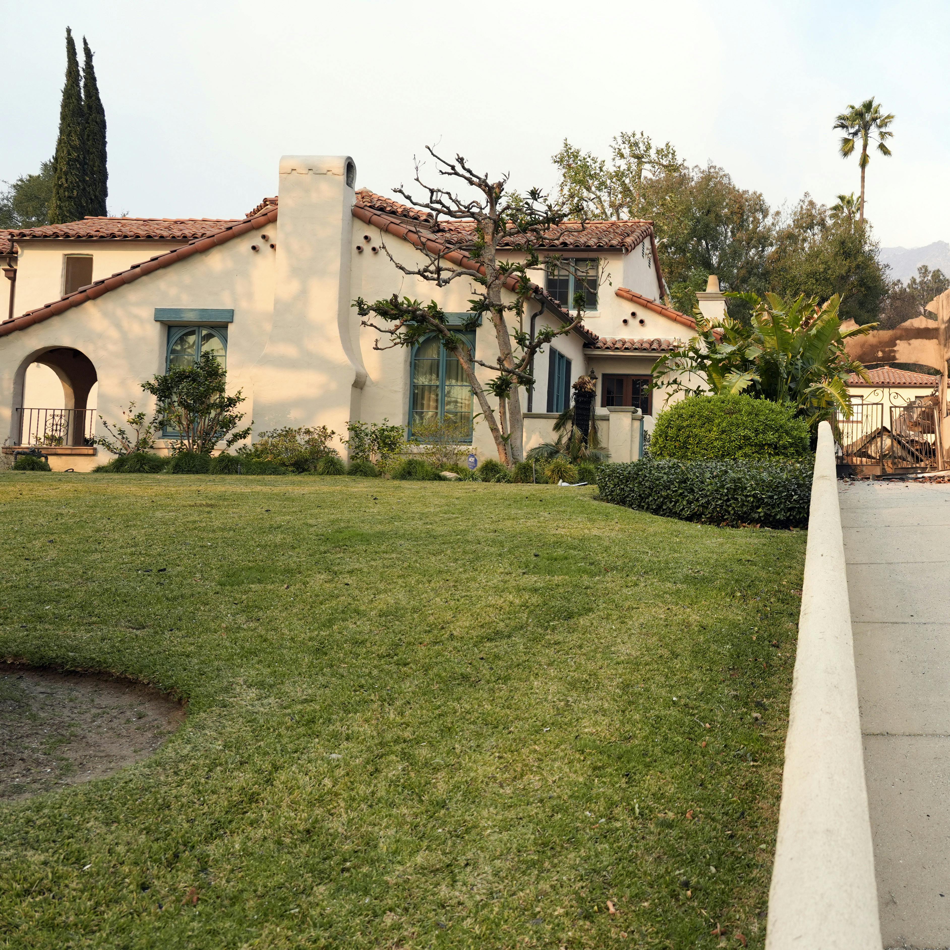 Et billede viser, at det ikoniske hus fra hitserien ”Beverly Hills 90210” har overlevet de voldsomme naturbrande i Los Angeles