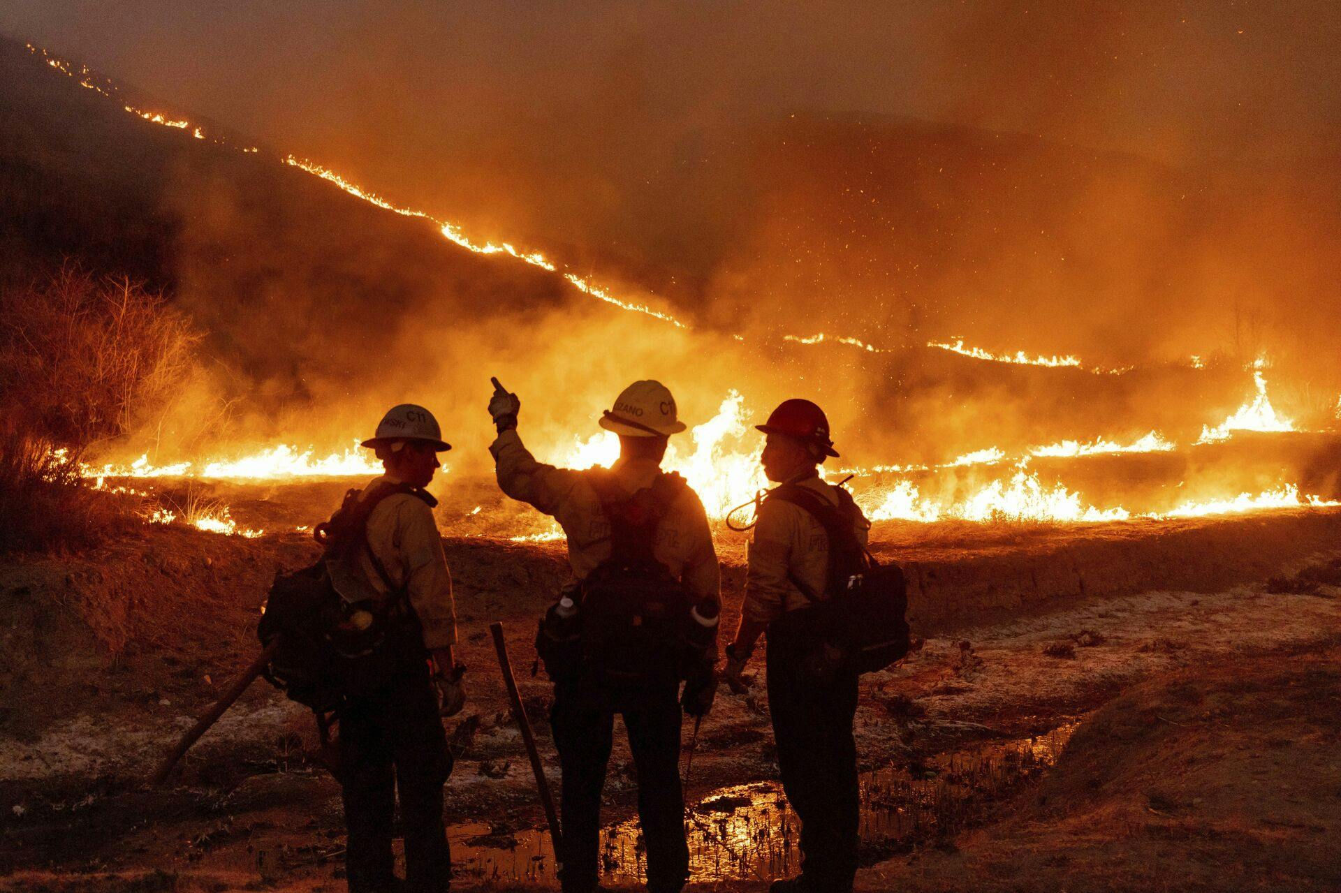 Fire mandskaber bekæmper Kenneth-branden i West Hills-området i Los Angeles, torsdag den 9. januar 2025. 