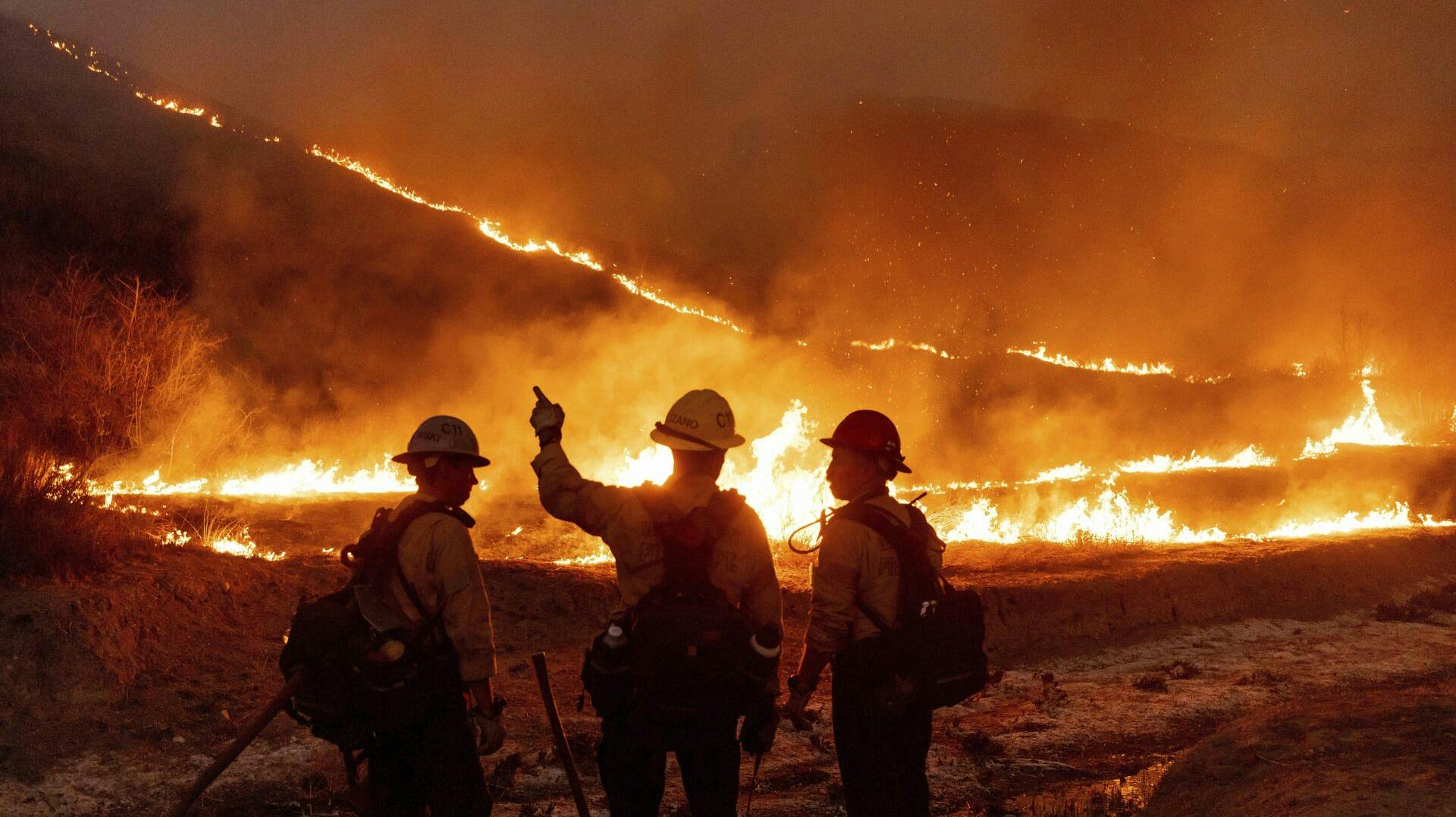Fire mandskaber bekæmper Kenneth-branden i West Hills-området i Los Angeles, torsdag den 9. januar 2025.