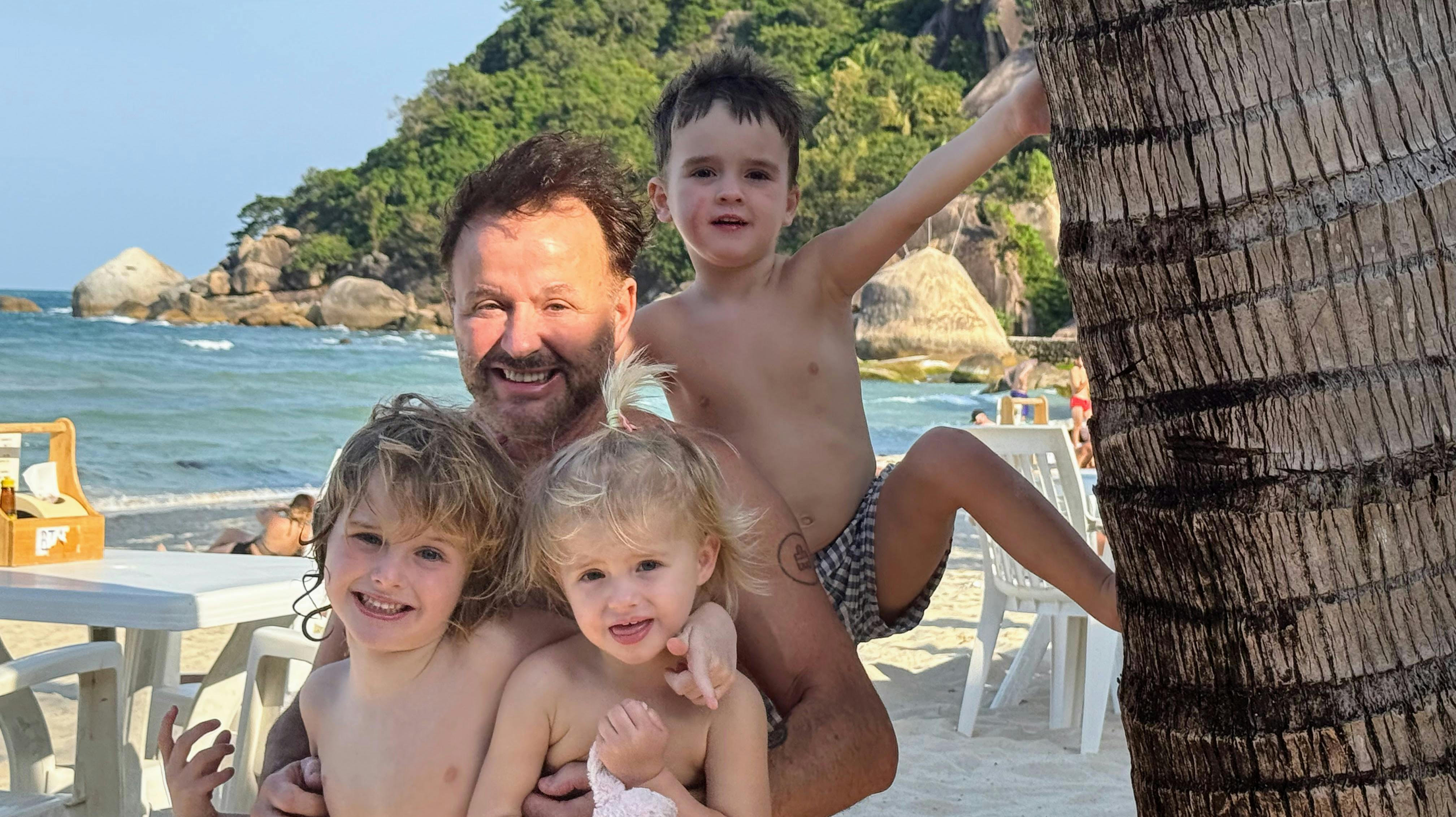 Dennis Knudsen og børnene er nu klar til hverdagen under de varme himmelstrøg.