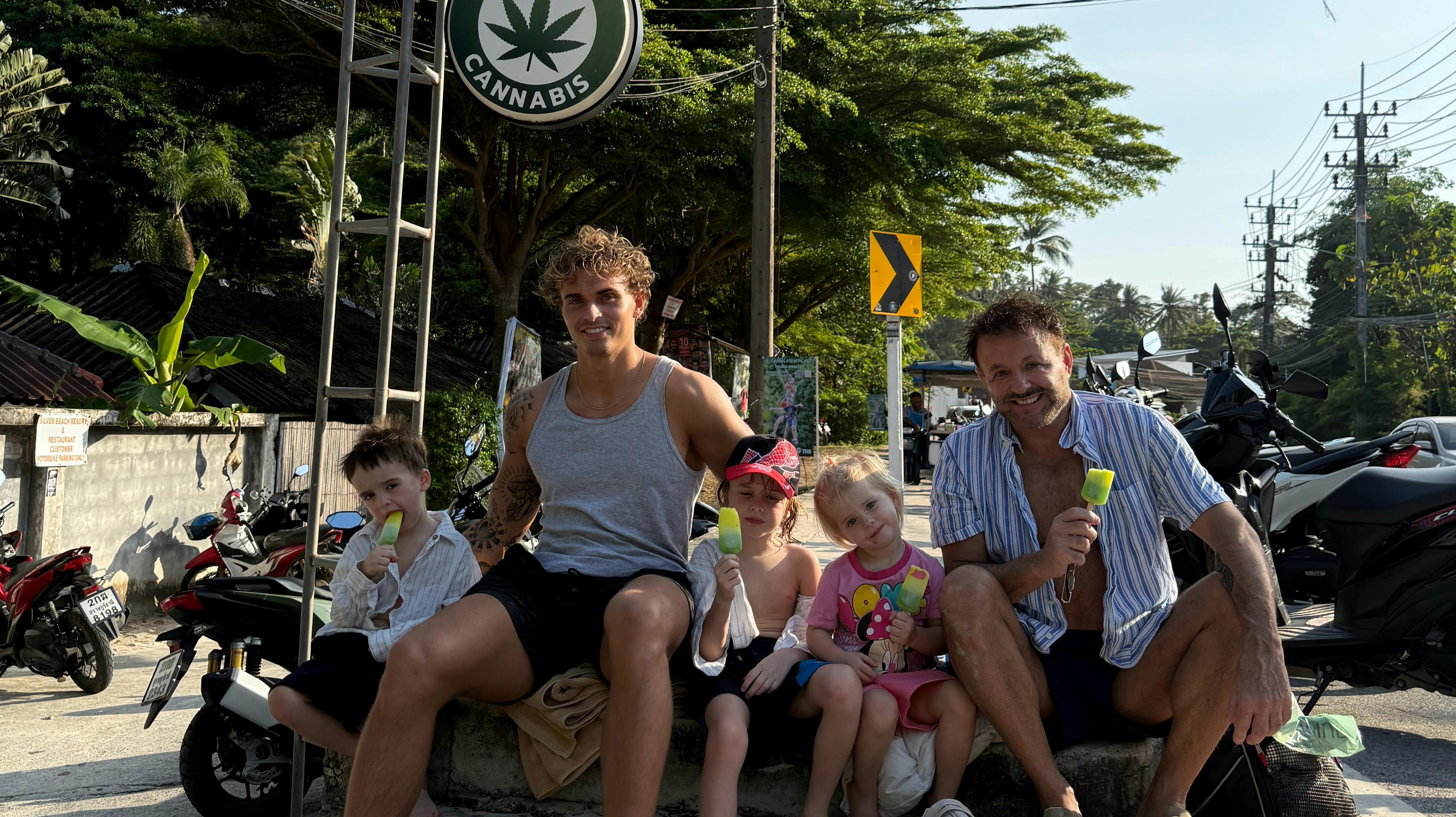 Dennis Knudsen, børnene og handyman Jeppe nyder Thailand - nu med privatchauffør.
