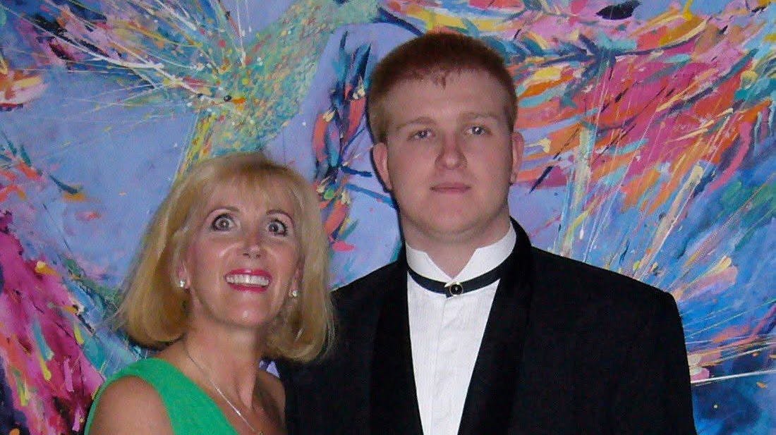 Rory Sykes med sin mor Shelley Sykes. Shelley skriver på det sociale medie X, at hendes søn, der i sin barndom optrådte på i et børneprogram på tv, er død i de voldsomme brande i Los Angeles.