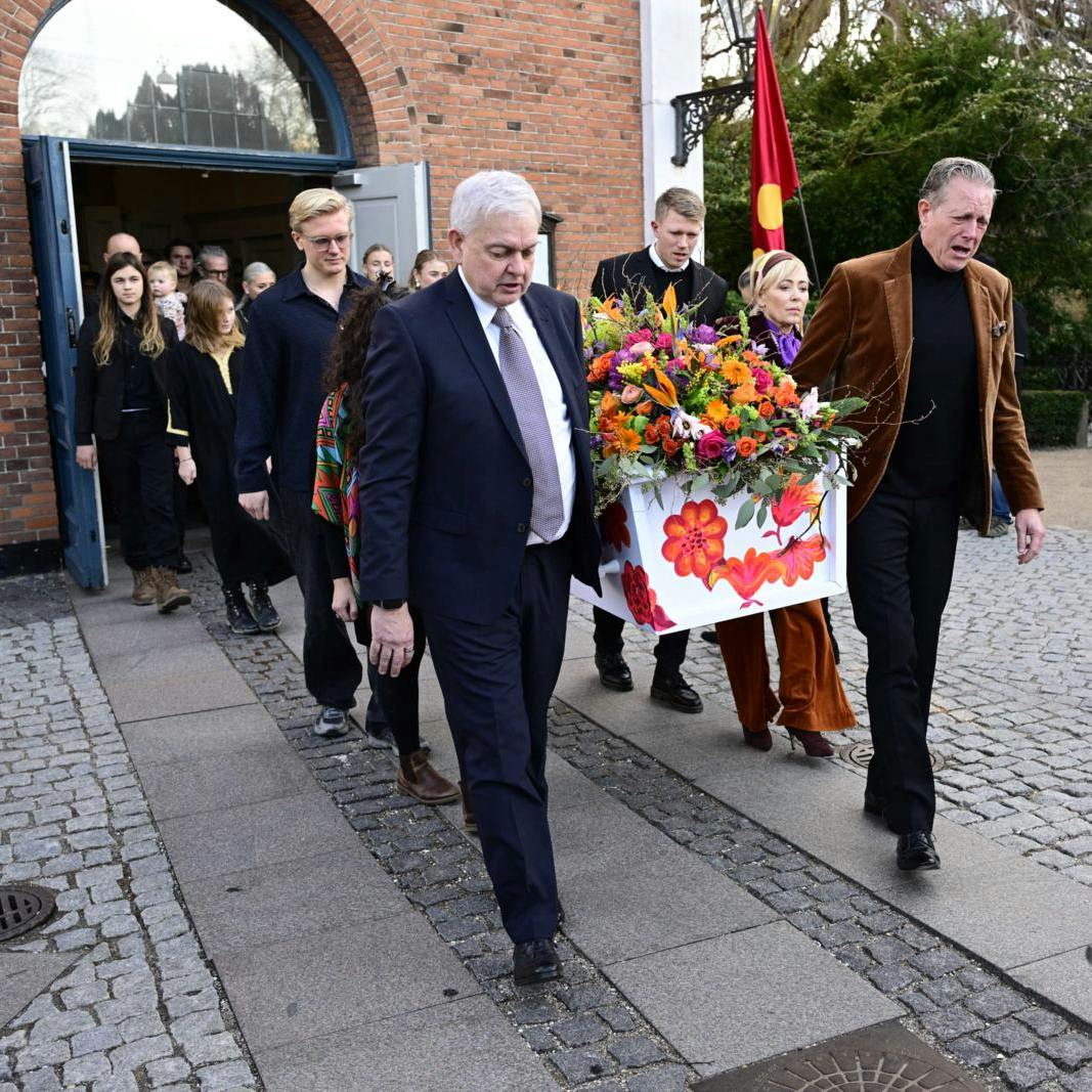 Peter Mygind bærer sammen med resten af sin familie Jytte Abildstrøm til den ventende rustvogn.