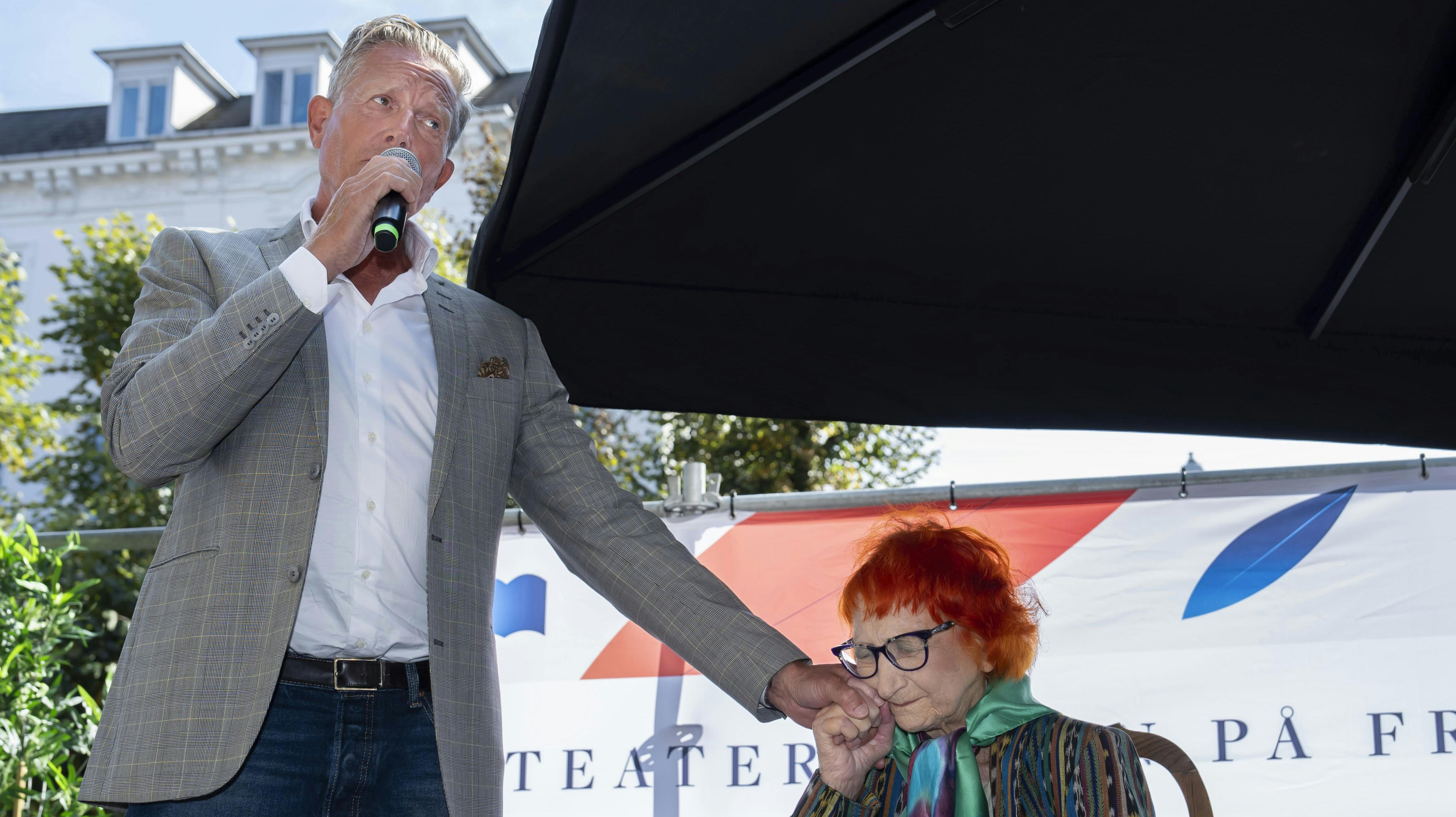 Peter Mygind og Jytte Abildstrøm til afsløringen af Teaterflisen 2024.