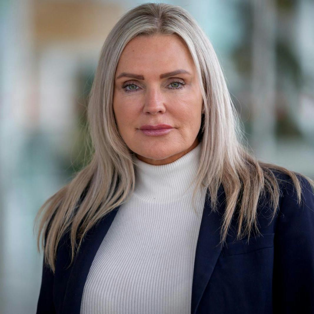 Janni Ree kæmper fortsat for at få en del af Karsten Rees formue med sig ud af deres ægteskab. Indtil videre forgæves - derfor skal hun forsørge sig selv, og det sker blandt andet med de syv nye bøger, som hun siden oktober sidste år har fået en månedsløn for at skrive. Der er dog tale om et forskud, som forlaget senere modregner i de indtægter, hun håber, at bogsalget engang kan give.