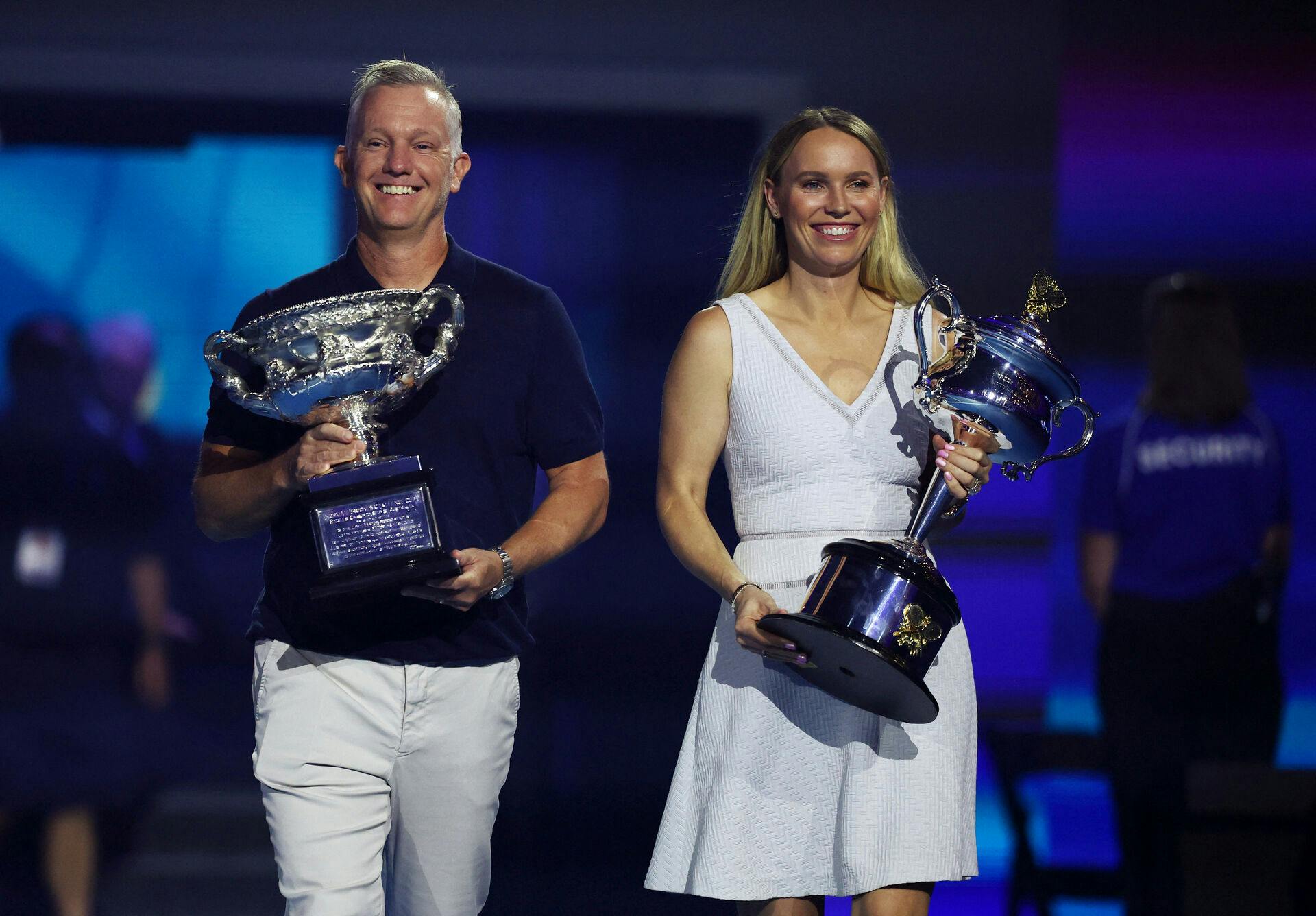 Caroline Wozniacki bar sammen med svenske Thomas Johansson trofæerne for Grand Slam-turneringen Australian Open ind på første spilledag i Melbourne.