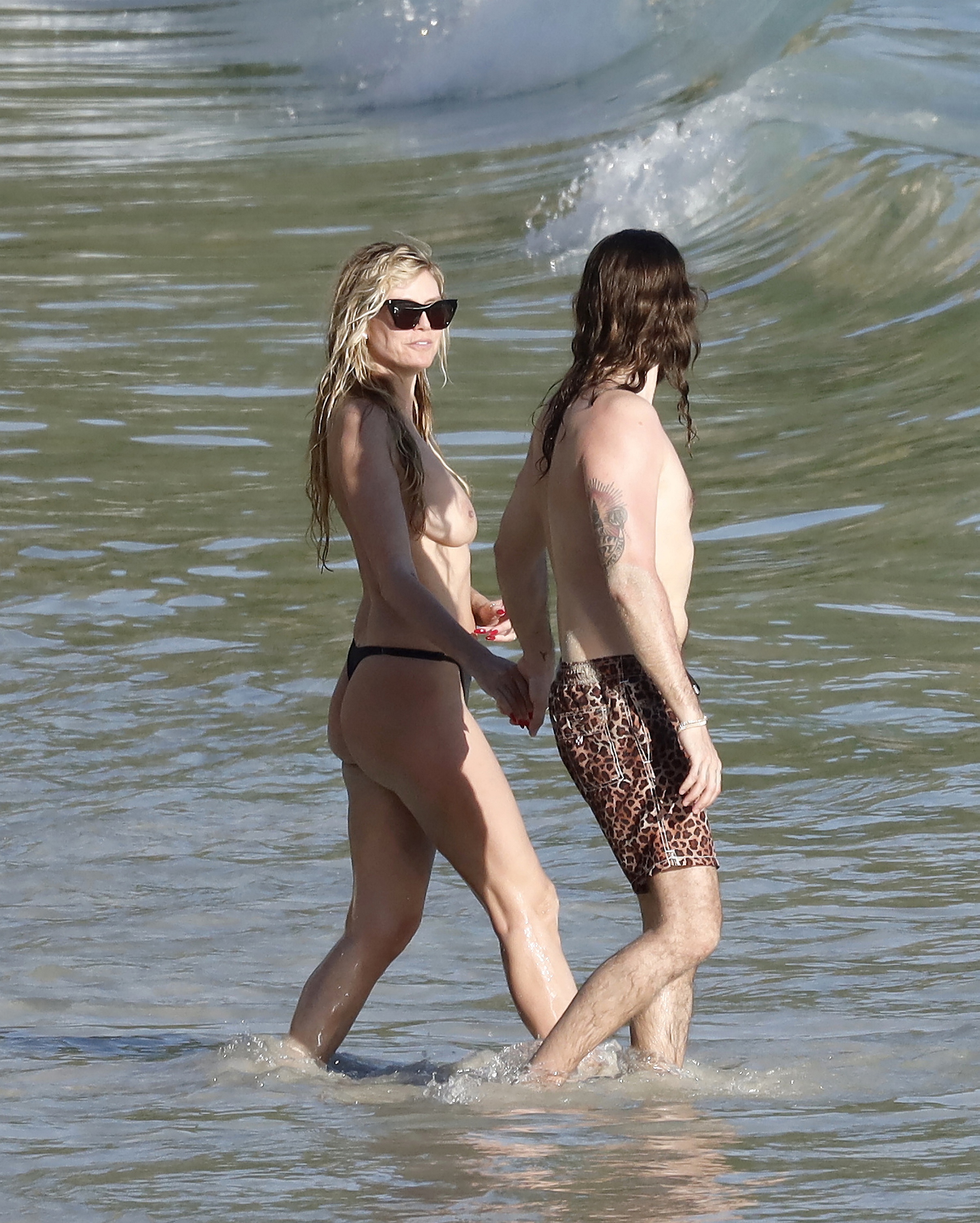 Heidi Klum er ikke overraskende i fantastisk form og går gerne topløs offentligt, når der skal bades og hygges med ægtemanden Tom Kaulitz.