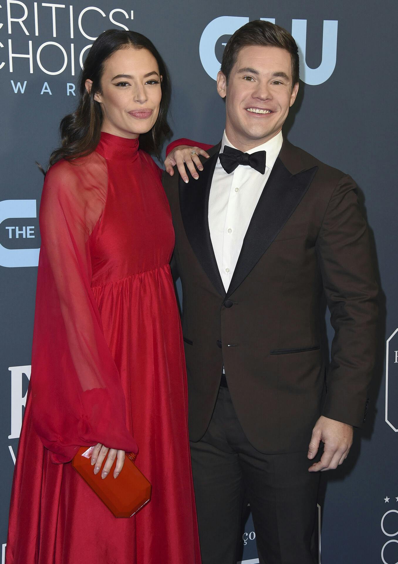 Chloe Bridges og Adam Devine.