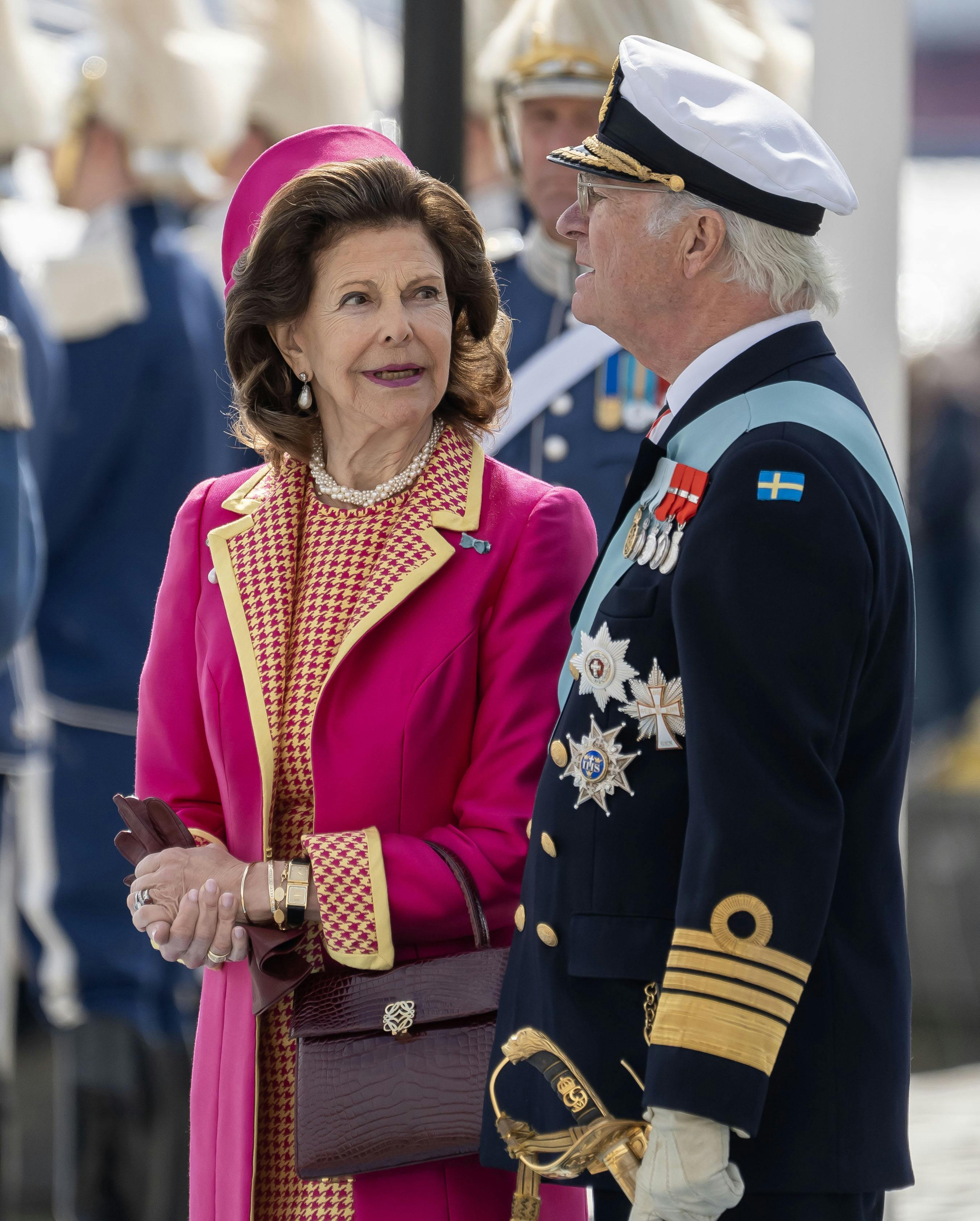 OPGAVE: Velkomstceremoni udenfor kongeslottet. Det danske og svenske kongepar samt det svenske kronprinsesseparSTED: Skeppsbron,  StockholmJOURNALIST: Ulrik Ulriksen og Marianne SingerFOTOGRAF: Hanne JuulDATO: 20240506