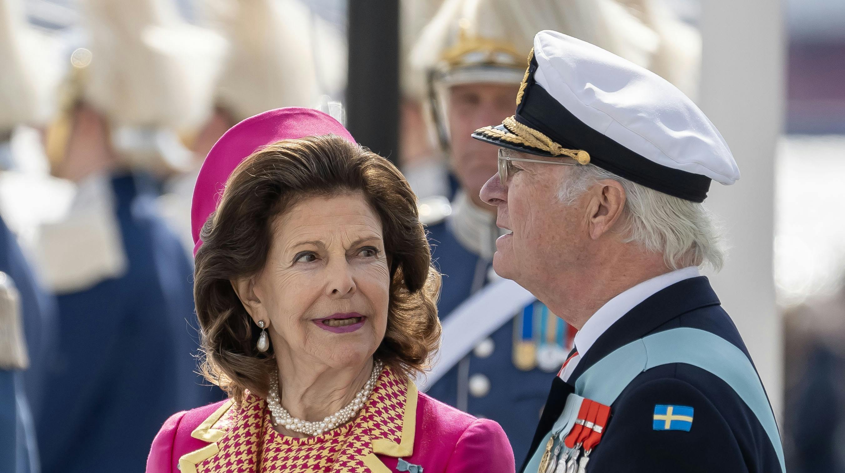 OPGAVE: Velkomstceremoni udenfor kongeslottet. Det danske og svenske kongepar samt det svenske kronprinsesseparSTED: Skeppsbron, StockholmJOURNALIST: Ulrik Ulriksen og Marianne SingerFOTOGRAF: Hanne JuulDATO: 20240506
