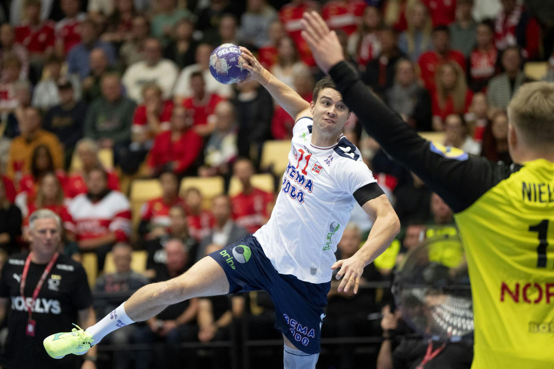 Norges Alexandre Blonz overfor Danmarks målmand Jannick Green under herrehåndbold EHF Euro Cup-kampen mellem Danmark og Norge i Jyske Bank Boxen onsdag den 6. november 2024.. (Foto: Bo Amstrup/Ritzau Scanpix)