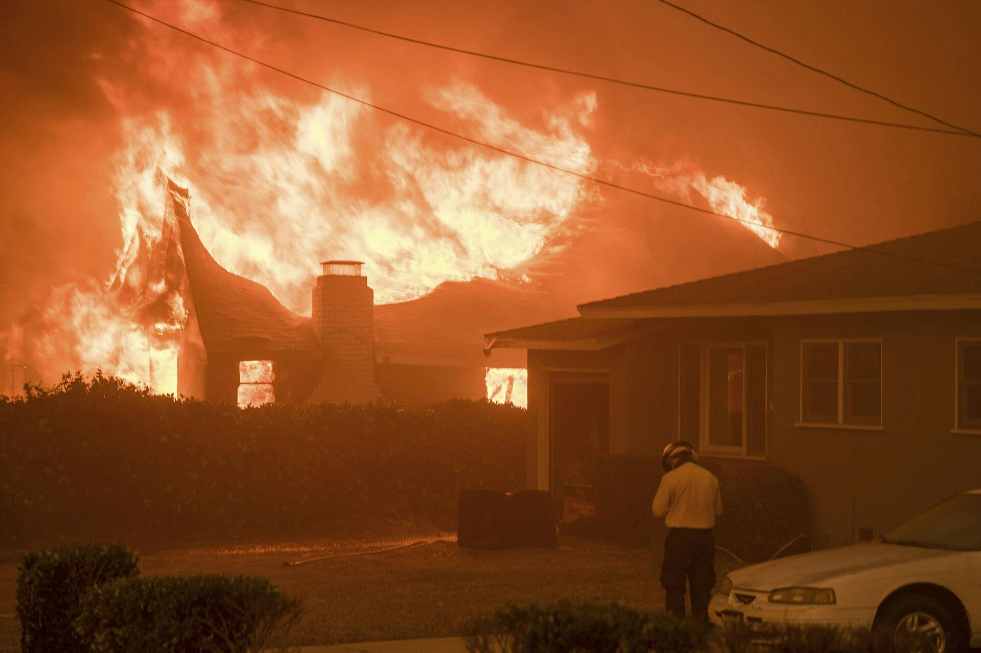 Et hjem brænder i den såkaldte Eaton-brand i Altadena.