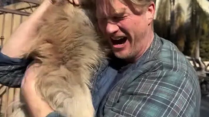 Palisades-beboeren Casey Colvin blev søndag genforenet med sin elskede hund Oreo - fem dage efter de blev adskilt fra hinanden i brandene. 