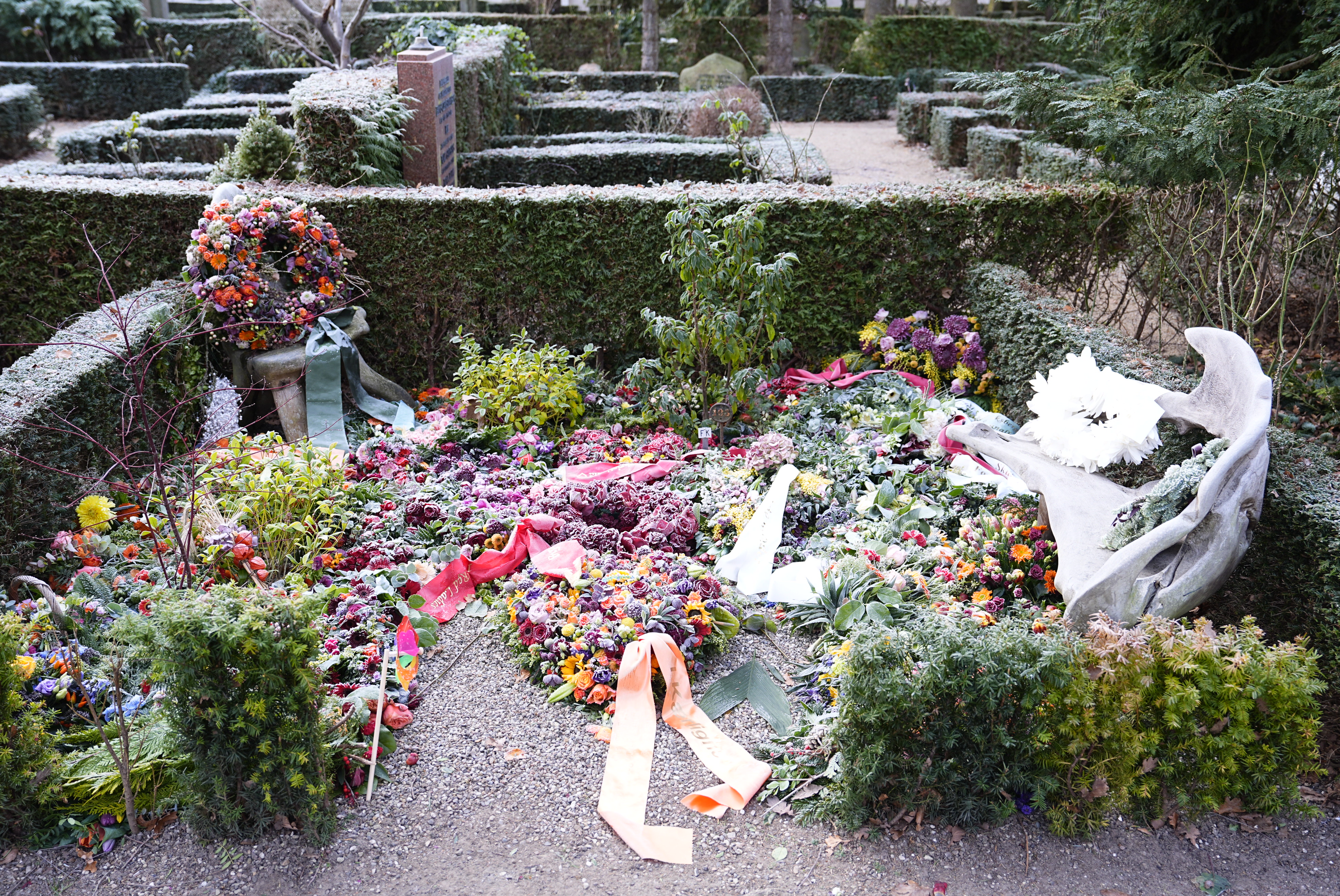 Det smukke blomsterhav på Jytte Abildstrøms hvilested på Frederiksberg Kirke.