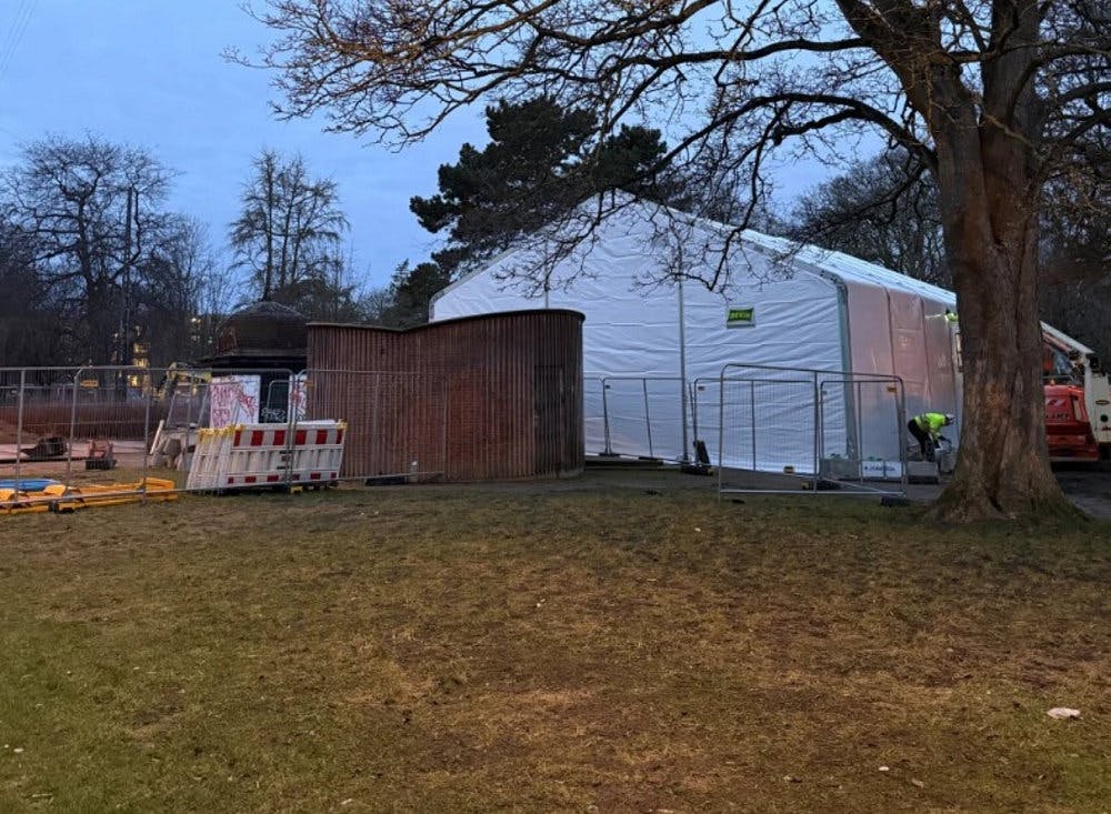 Det arkæologiske arbejde i Hans Tavsens Park skal foregå i teltet her.