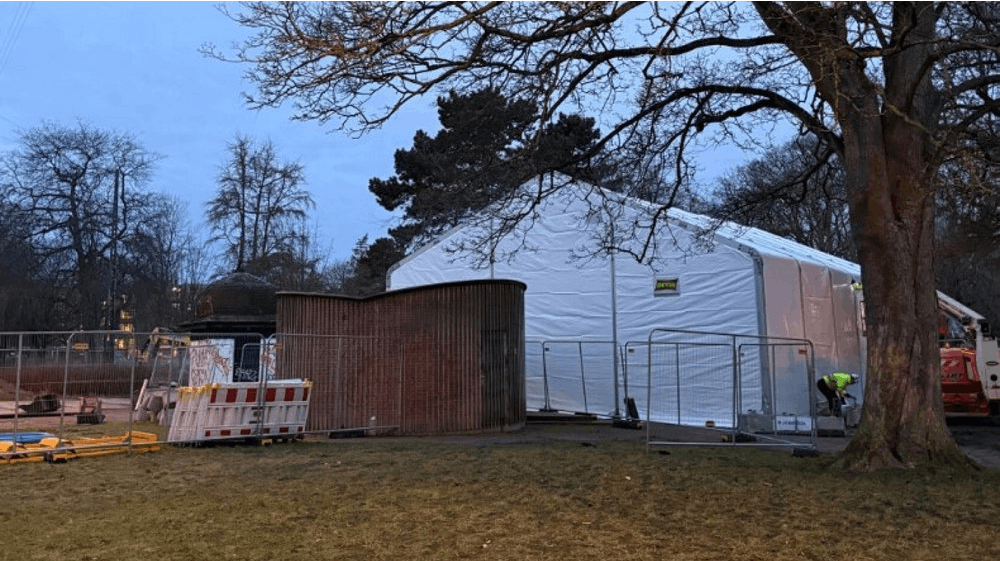 Det arkæologiske arbejde i Hans Tavsens Park skal foregå i teltet her.