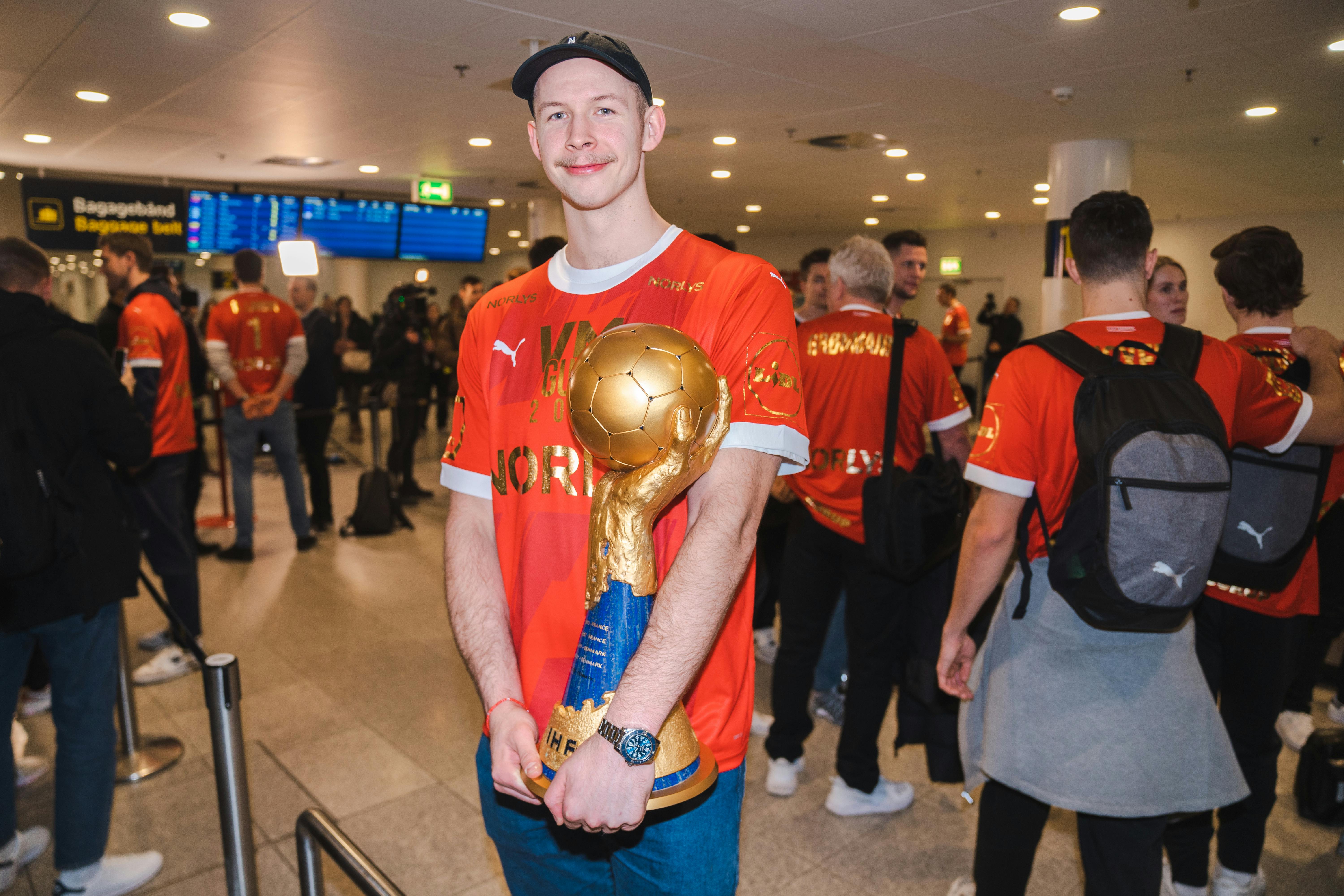 Sådan så det ud i 2023, da Simon Hald og resten af landsholdet kom hjem med VM-guld. I mellemtiden er den danske forsvarsklippe blevet far for første gang - få uger før VM 2025 skydes i gang.