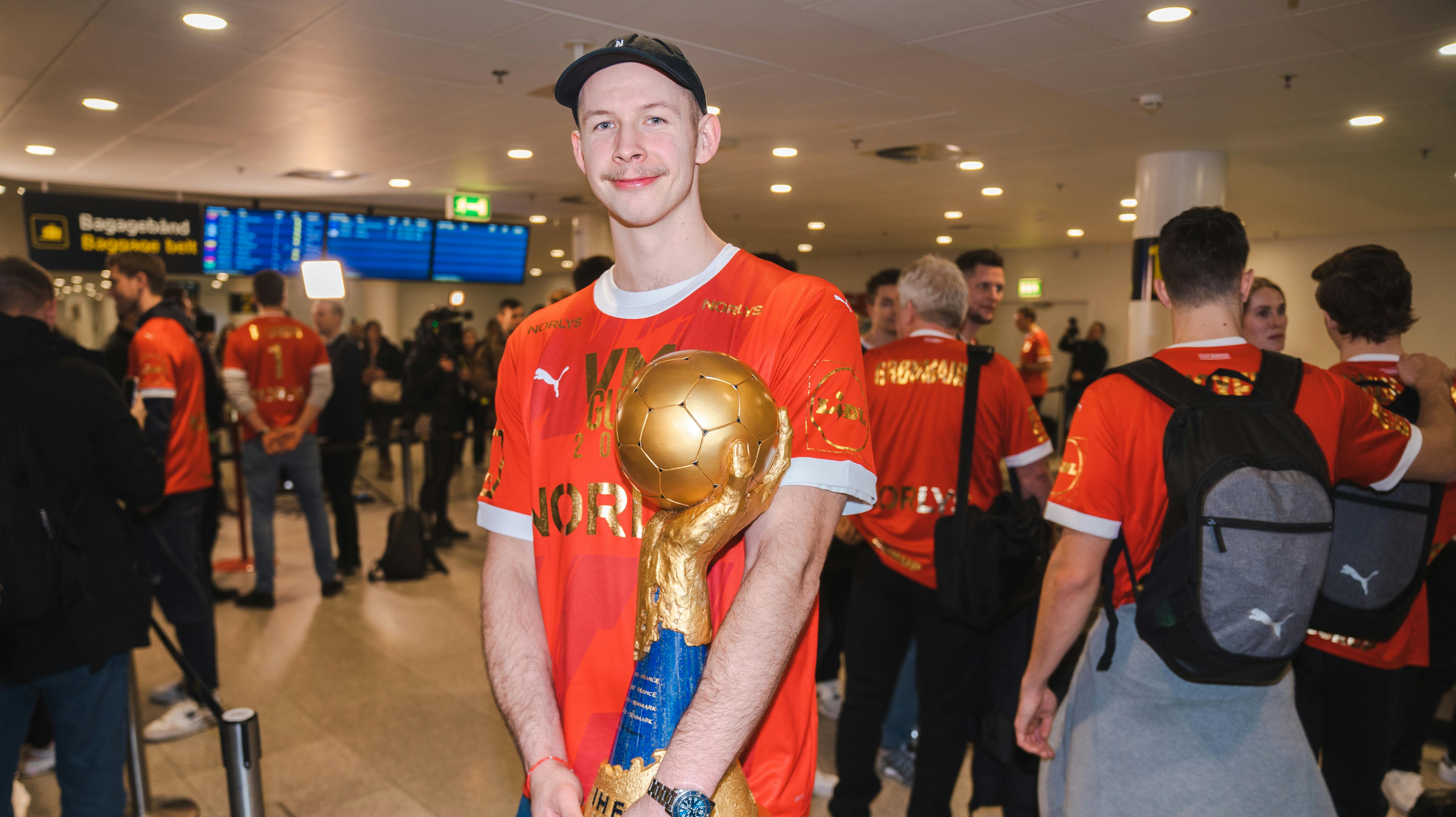 Sådan så det ud i 2023, da Simon Hald og resten af landsholdet kom hjem med VM-guld. I mellemtiden er den danske forsvarsklippe blevet far for første gang - få uger før VM 2025 skydes i gang.