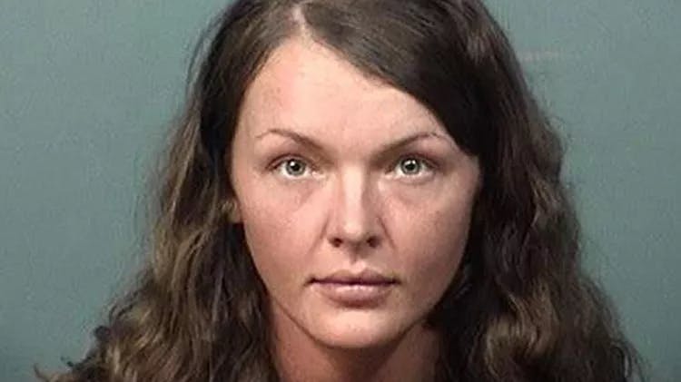 29-årig Heather Nelson var ifølge politiet i alvorlige pengeproblemer, da hun overfaldt sin 83-årige arbejdsgiver og stjal fra hende.