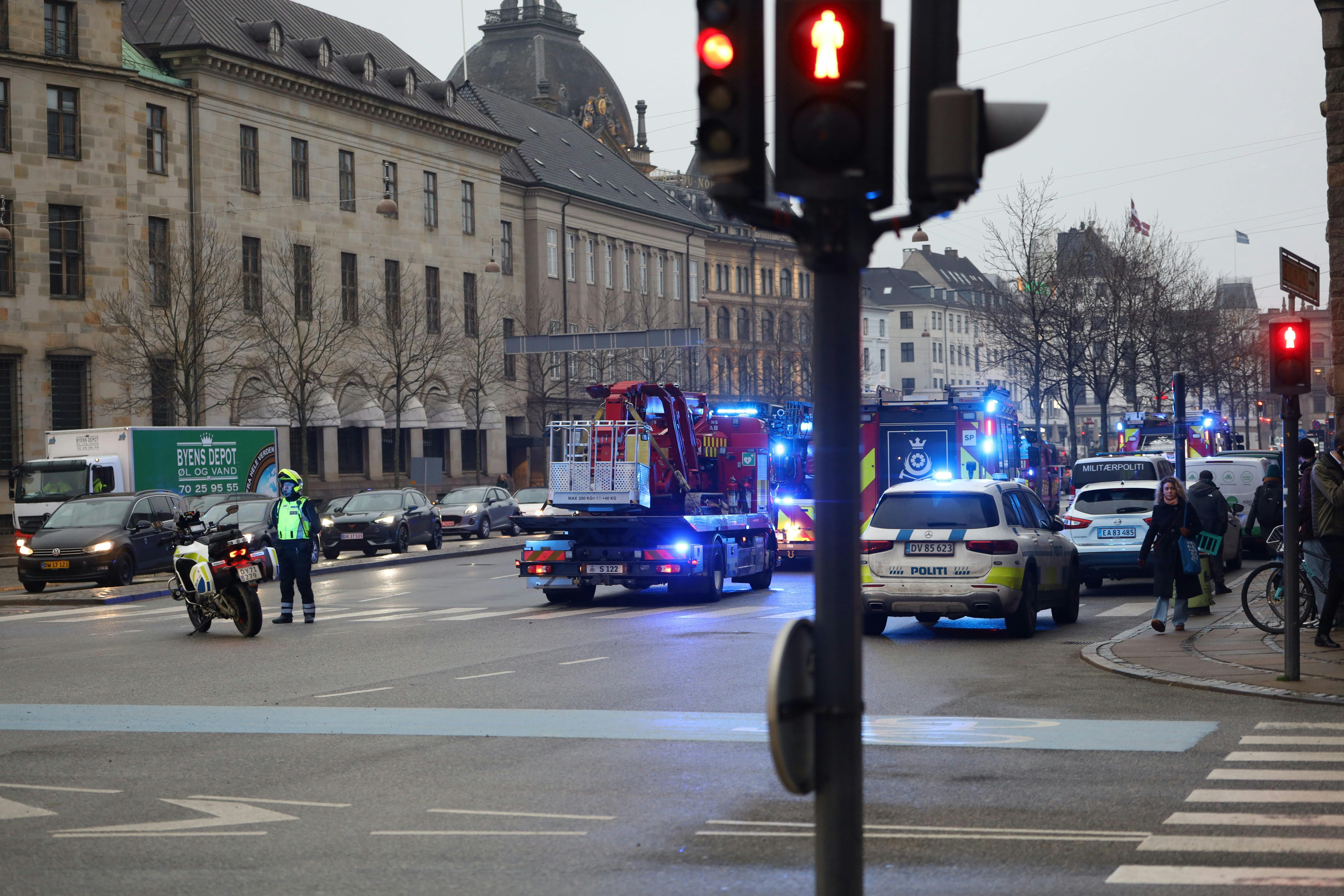 Politi og beredskabet rykkede massivt ud i forbindelse med branden.