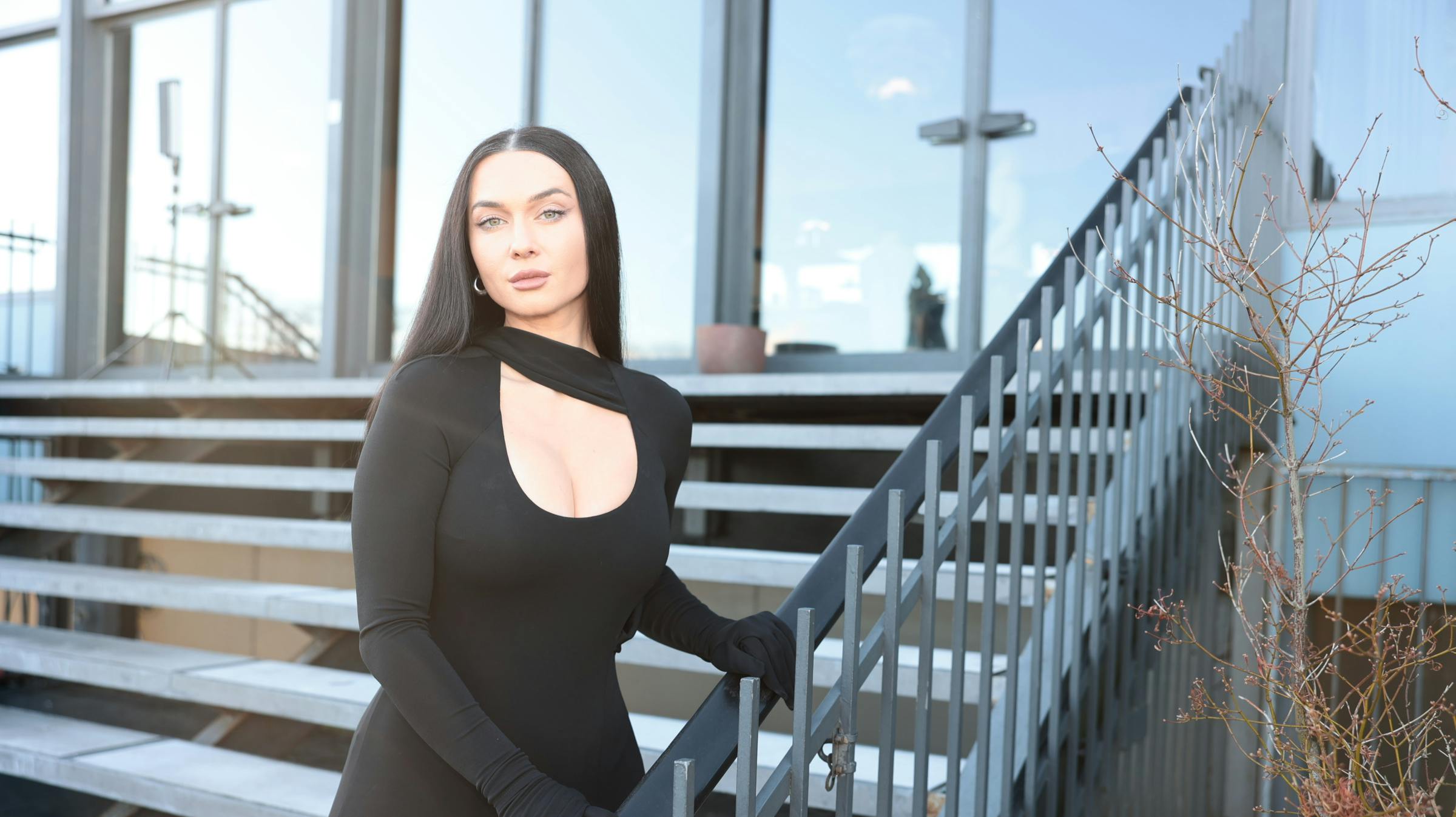 Irina Olsen forklarer, hvordan hun får hverdagen med to børn til at hænge sammen, når manden Morten "Faustix" Olsen rejser verden rundt med sit arbejde.