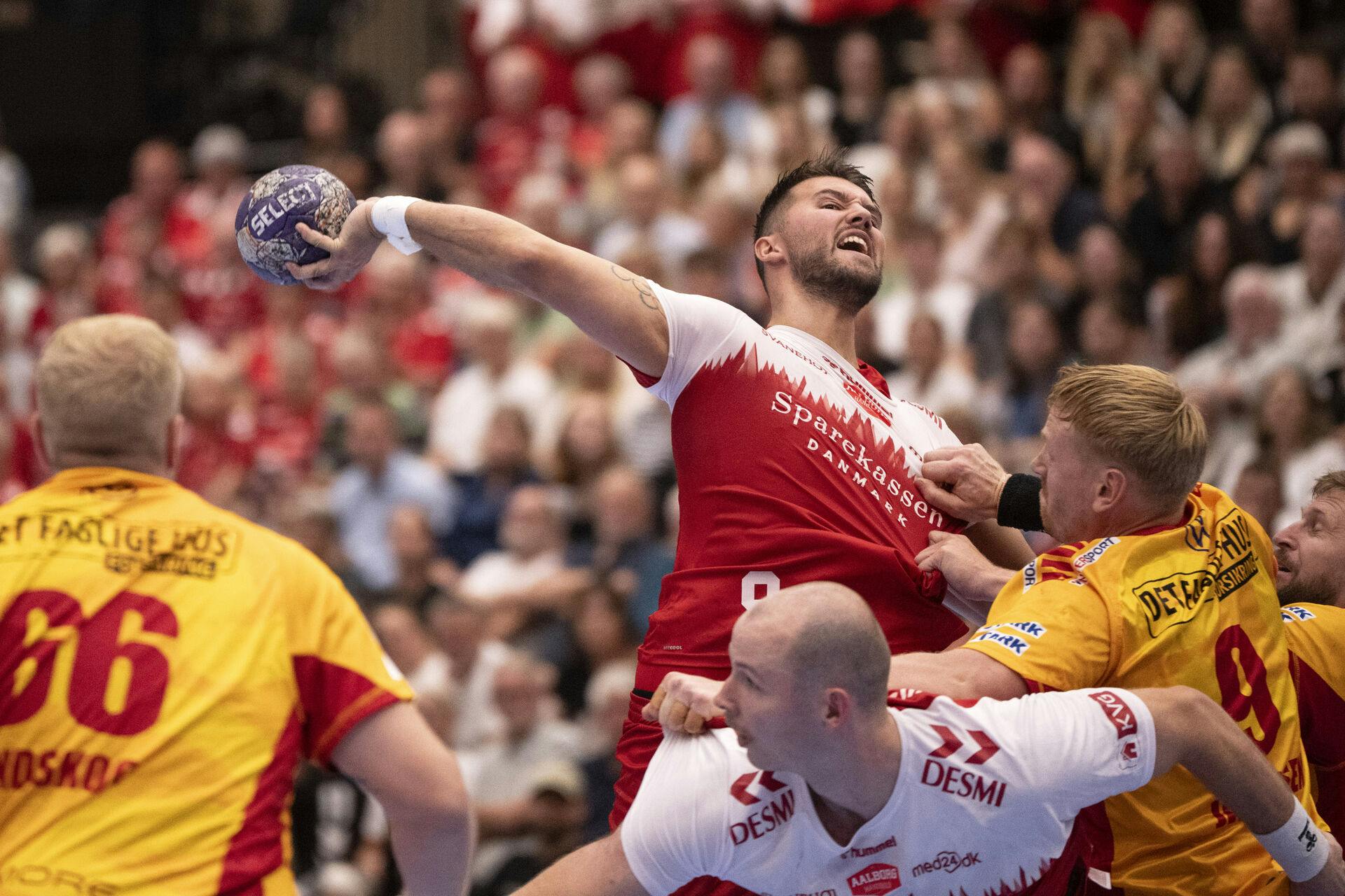 Aalborgs Miguel Martins og Simon Hald i kamp med GOGs Henrik Jakobsen og Anton Lindskog under herrehåndboldkampen i Sparekassen Danmark Super Cup mellem Aalborg Håndbold og GOG i Randers onsdag den 28. august 2024.. (Foto: Bo Amstrup/Ritzau Scanpix)