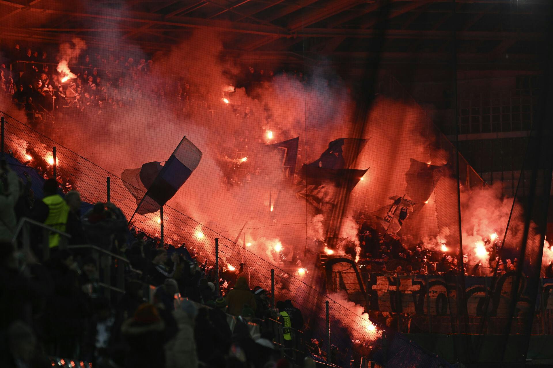 FC Københavns fans er blevet straffet for brug af pyroteknik i udebanekampen mod Rapid Wien. UEFA har valgt at straffe klubben ved at forbyde udebanefans til kampen mod Heidenheim.