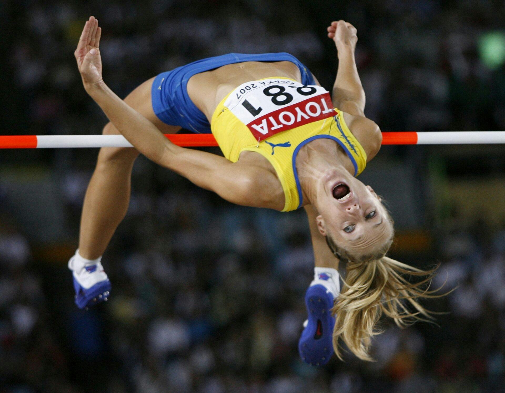 Sweden's Kajsa Bergqvist competes in the women's high jump final at the 11th IAAF World Athletics Championship in Osaka September 2, 2007. REUTERS/Ruben Sprich (JAPAN)