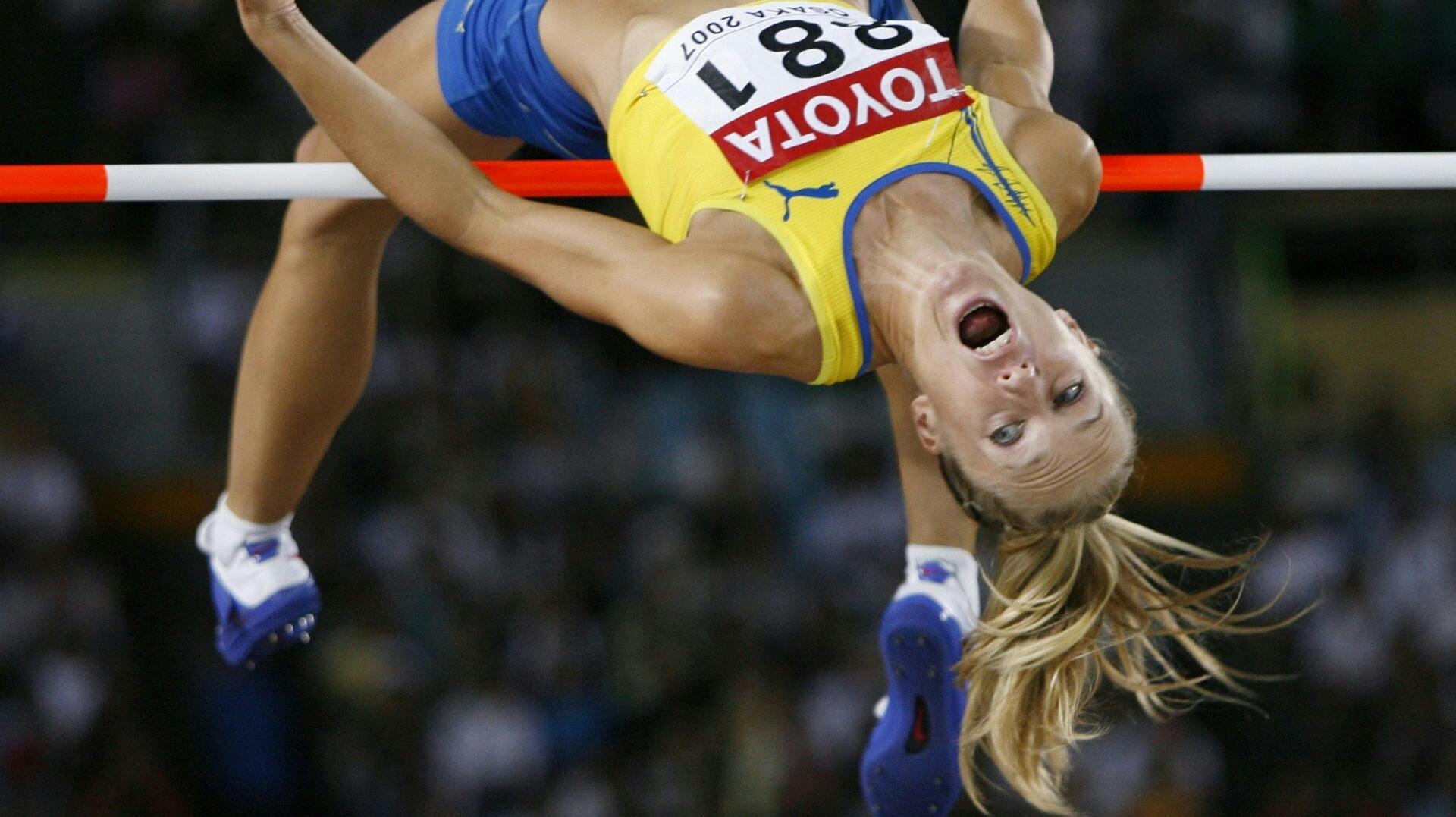 Sweden's Kajsa Bergqvist competes in the women's high jump final at the 11th IAAF World Athletics Championship in Osaka September 2, 2007. REUTERS/Ruben Sprich (JAPAN)