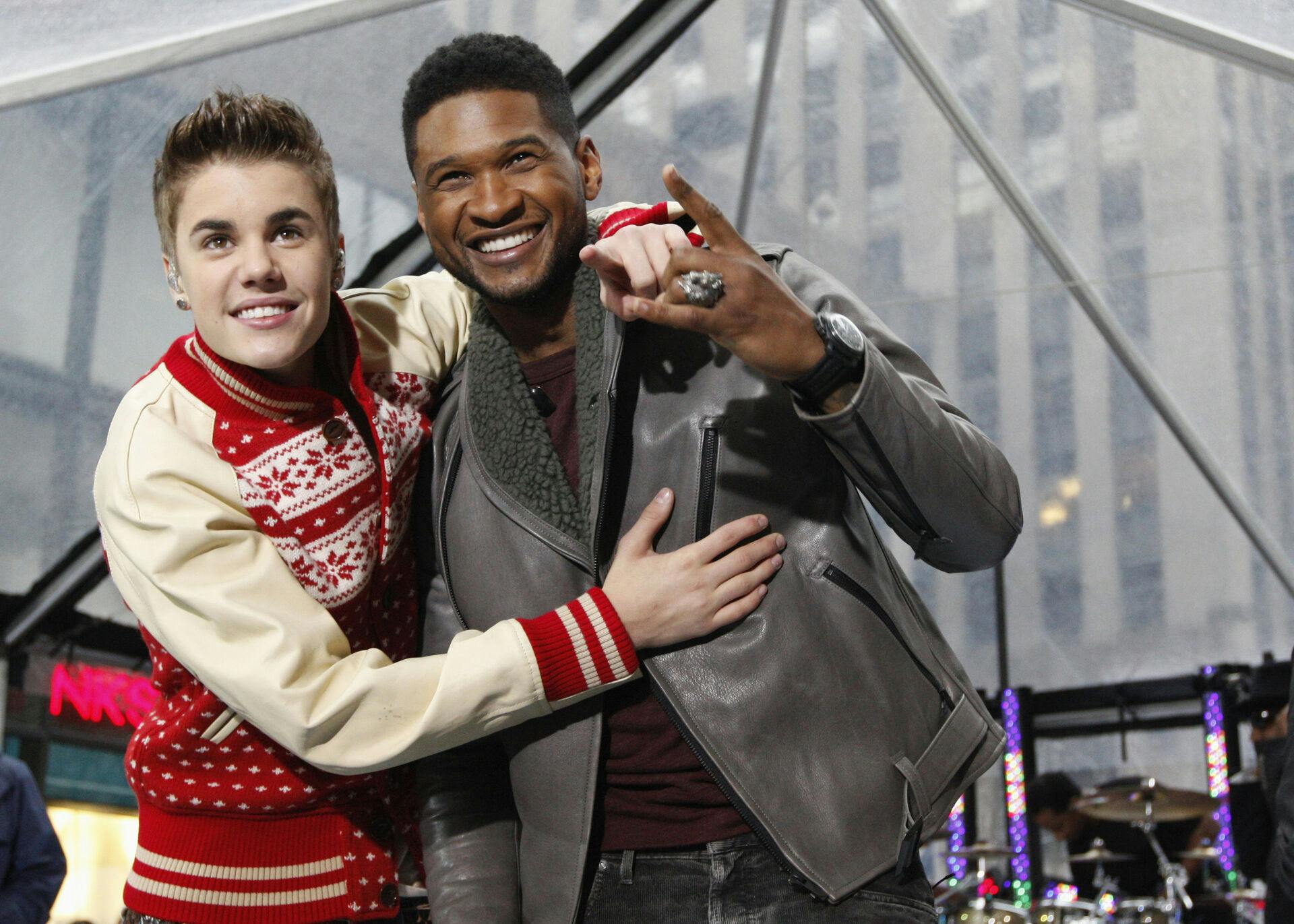 Singers Justin Bieber and Usher (R) pose together after performing on NBC's "Today" show in New York in this November 23, 2011, file photo. Justin Bieber and Usher were ordered by a U.S. appeals court on June 18, 2015, to face a $10 million lawsuit claiming they illegally copied parts of a song composed by two Virginia songwriters. REUTERS/Brendan McDermid/Files