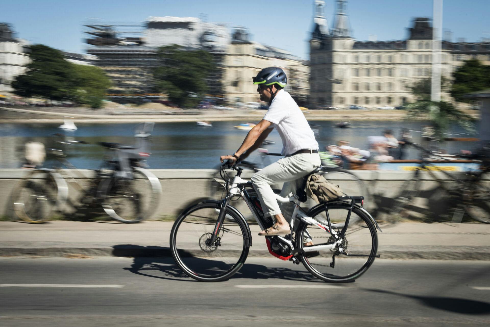 En nu tiltalt mand kørte ind i et cykelfelt, da han tilbage i september kom kørende på sin elcykel i Hvidovre.