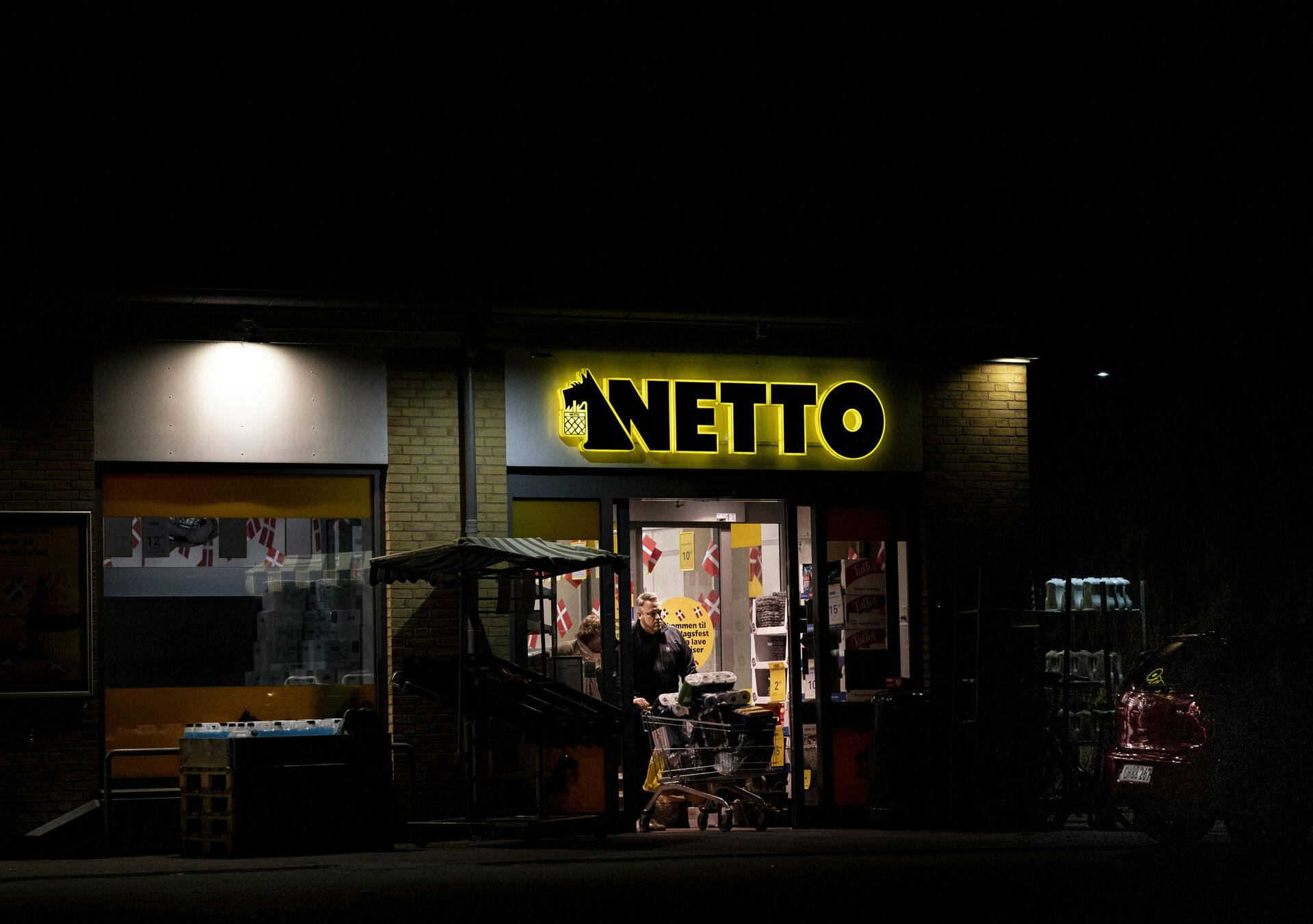 En kvinde ventede onsdag aften på en Netto-medarbejder, da hun fik fri fra arbejde. Det resulterede i et voldsomt overfald begået af to maskerede gerningsmænd.