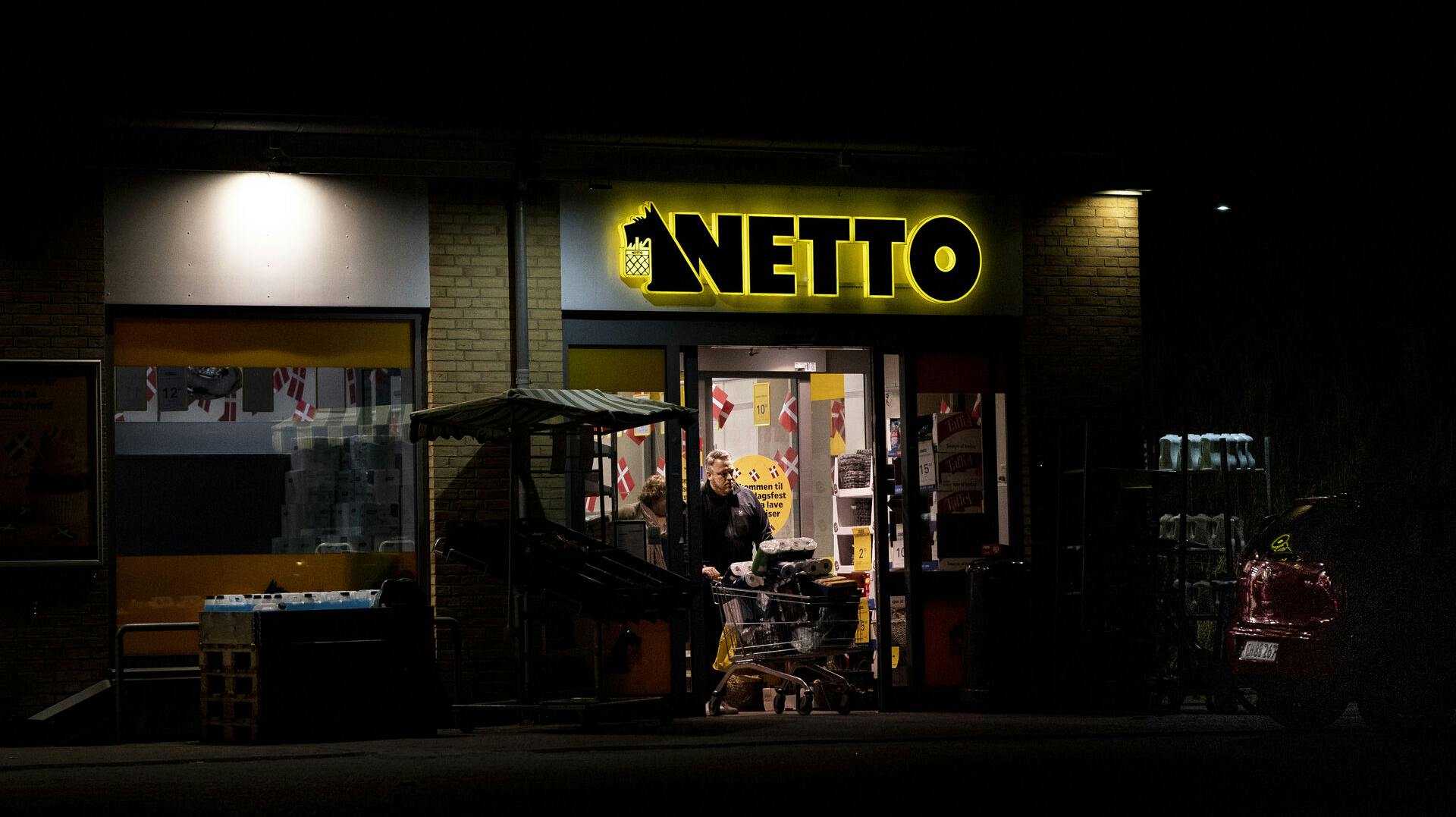 En kvinde ventede onsdag aften på en Netto-medarbejder, da hun fik fri fra arbejde. Det resulterede i et voldsomt overfald begået af to maskerede gerningsmænd.