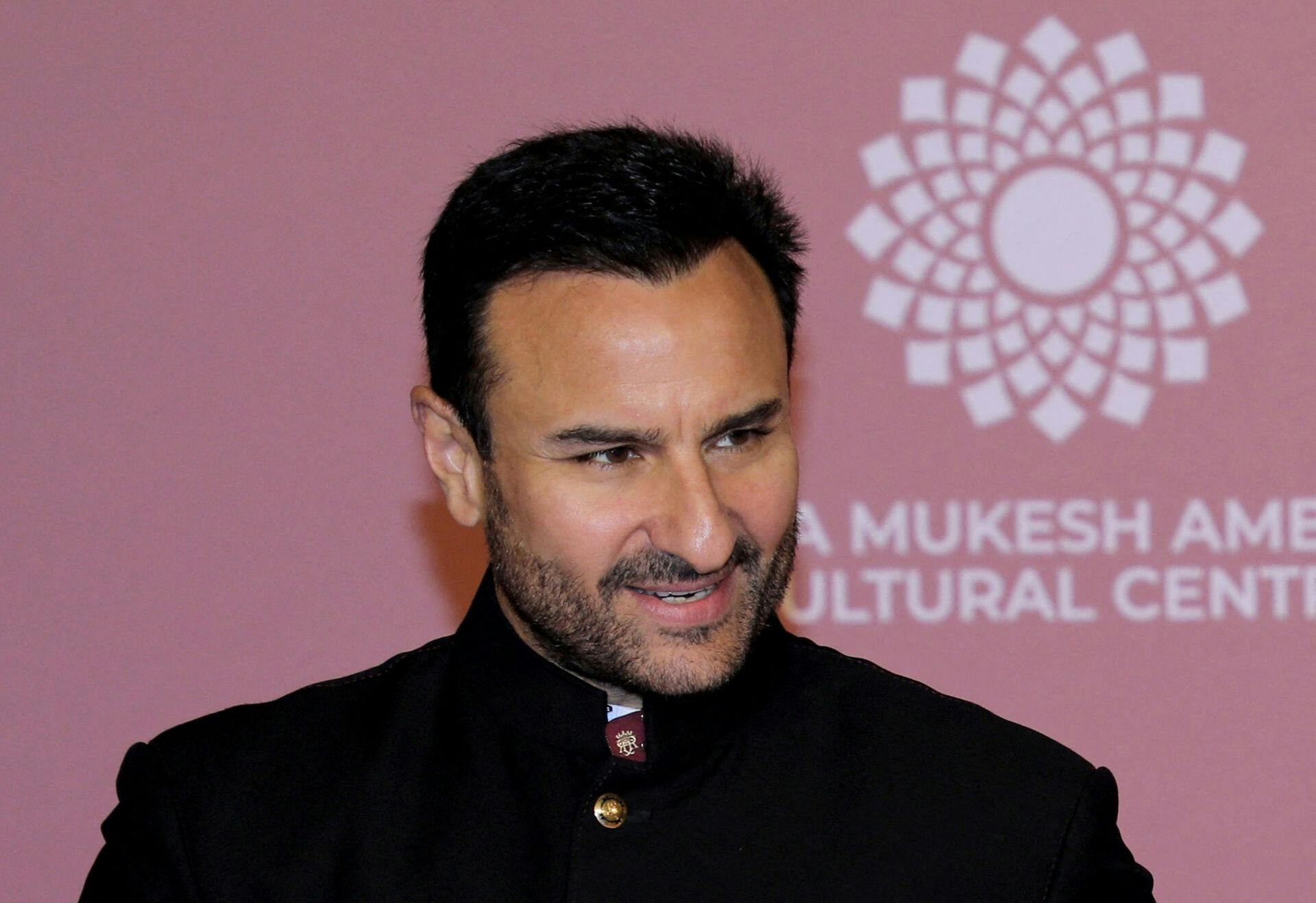 Bollywood-stjernen, Saif Ali Khan blev udsat for knivoverfald i sit eget hjem i Mumbai natten til torsdag. Han er nu i bedring og uden for fare.