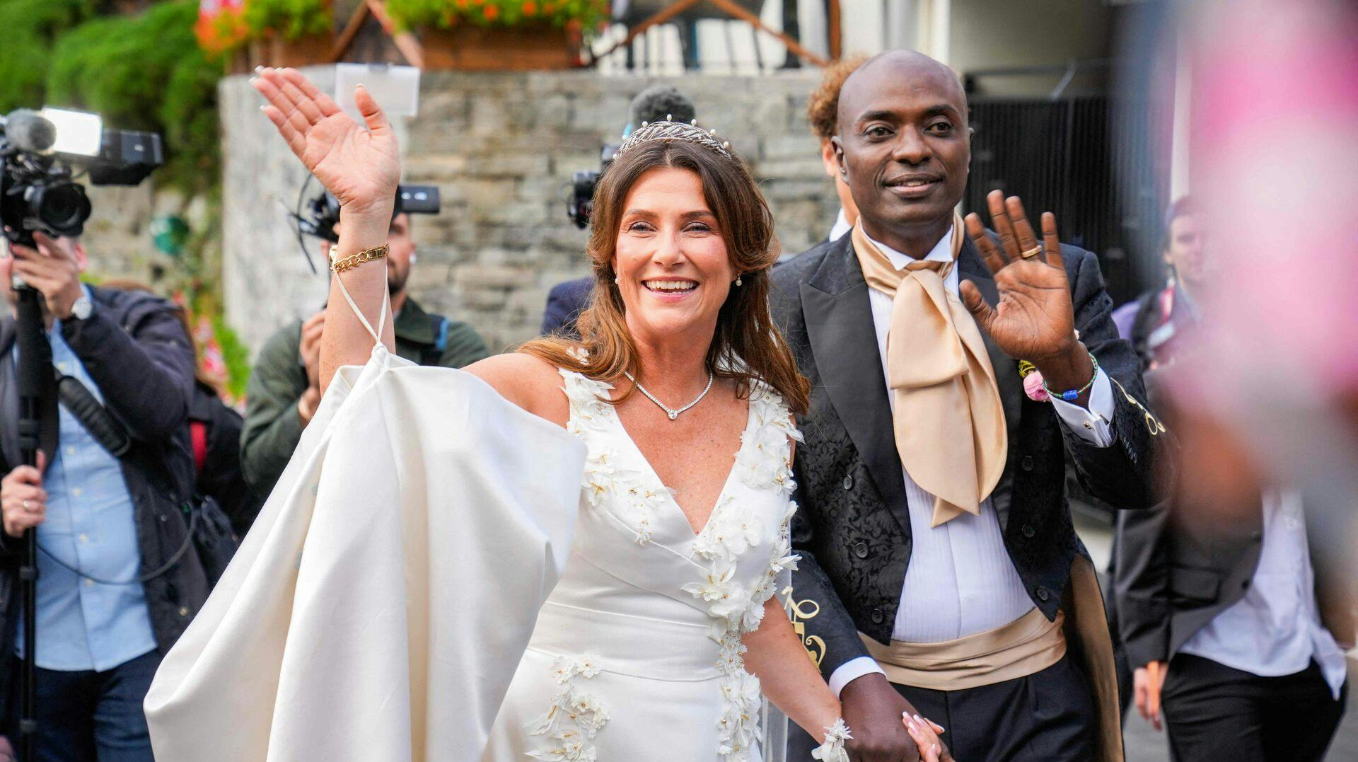 - Prøv at spørg’ banken, om du må få et lån. Sådan kunne samtale måske have været mellem prinsesse Märtha Louise og bankrådgiveren. Prinsessen fik i hvert fald et ja.