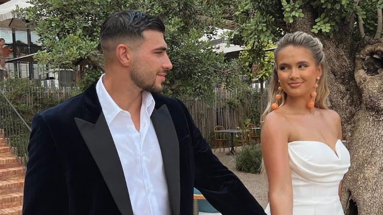 Molly-Mae Hague åbner døren på klem for, at hun og Tommy Fury kan finde sammen igen. Hun elsker ham stadig til trods for, at de har brudt forlovelsen.